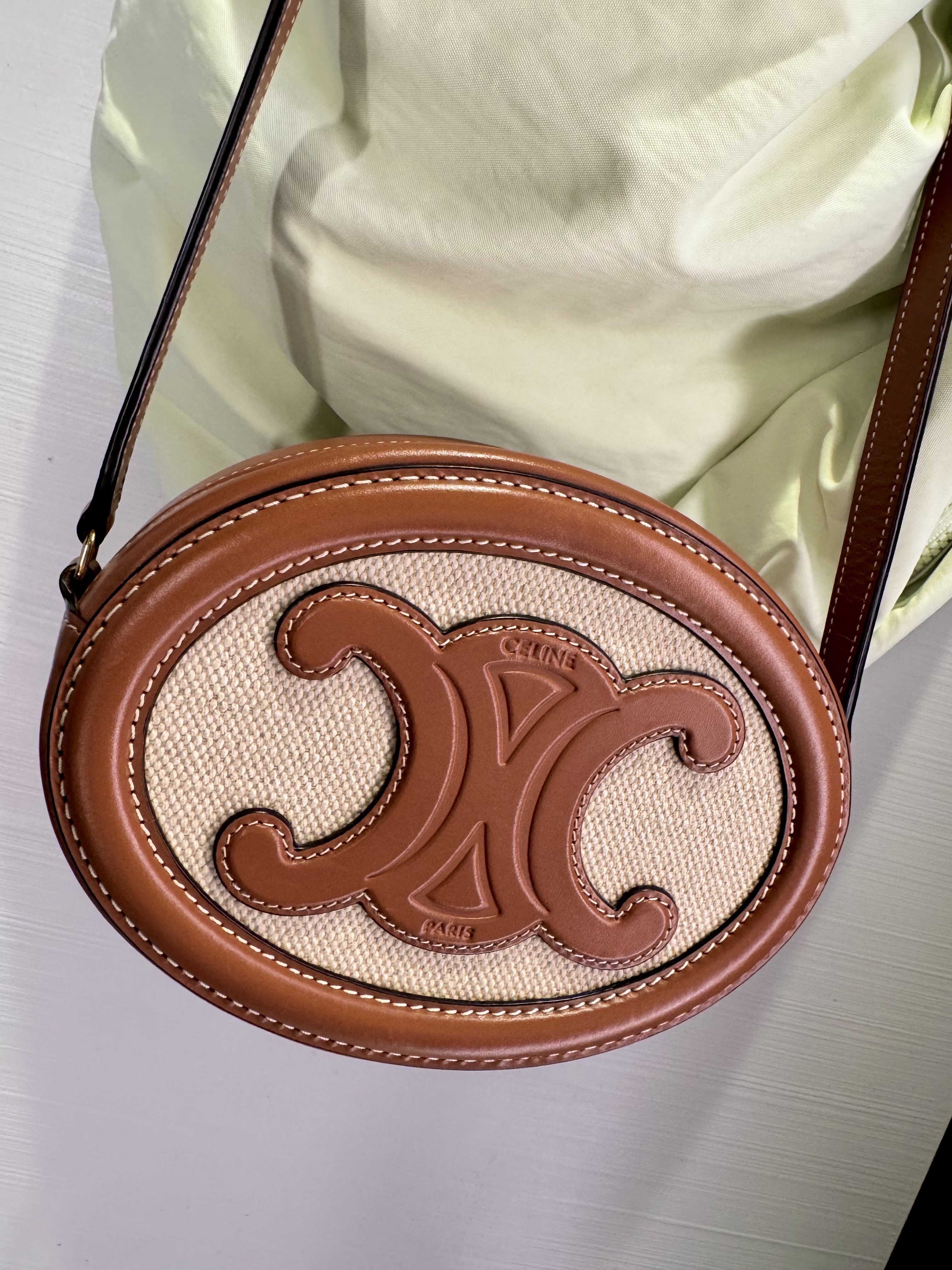 COS Kite Nylon Shoulder Bag Light Green, Celine Crossbody Oval Purse Cuir Triomphe in Textile and Calfskin Natural Tan 착용 스타일 - 5
