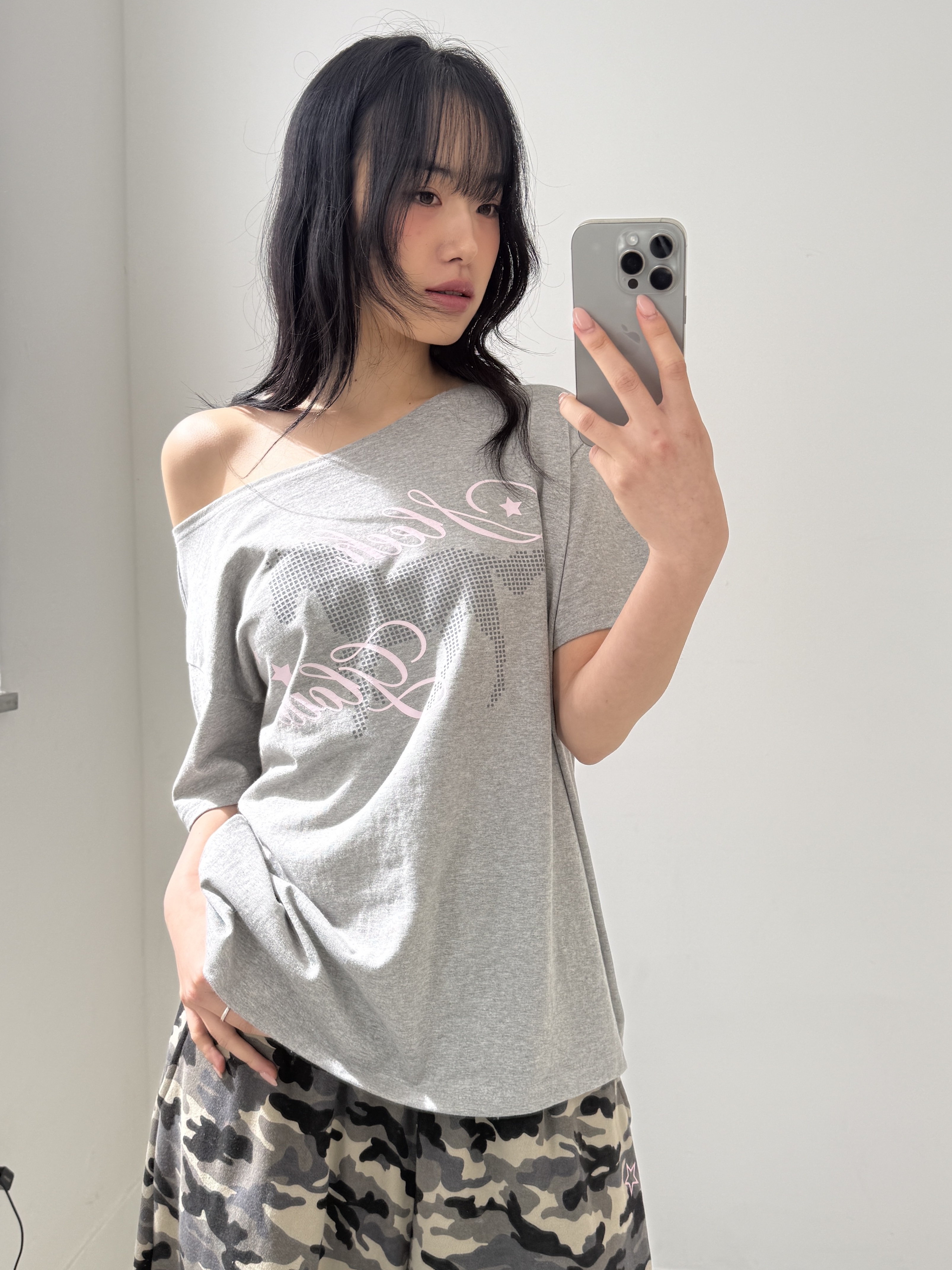 SLEEKGLOW Horse One-Shoulder T-Shirt Gray 착용 스타일 - 1
