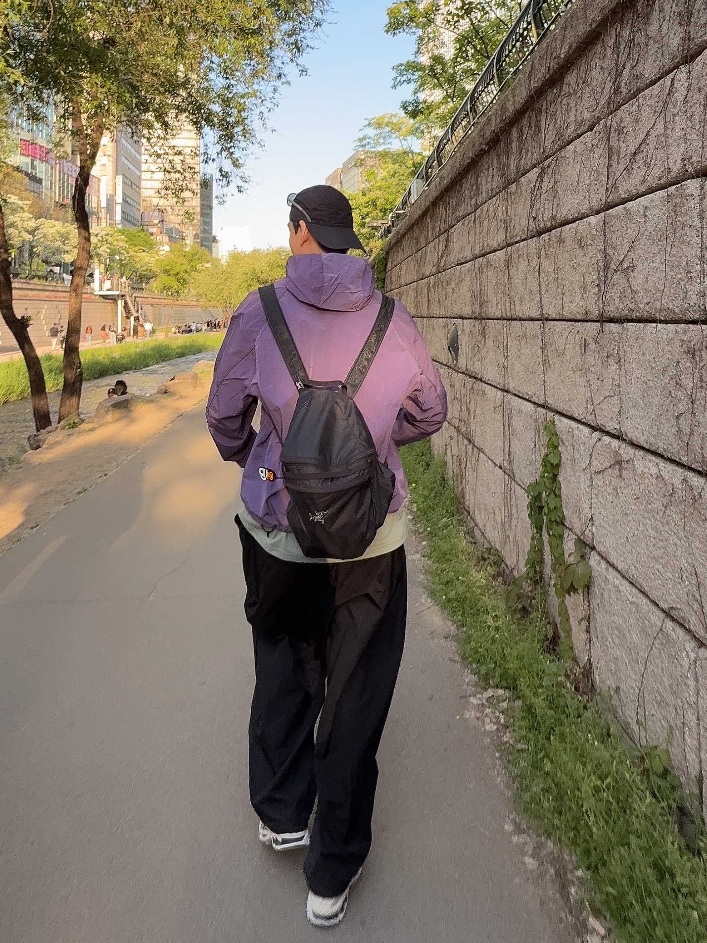 (W) Asics Gel-Kayano 14 White Midnight, Arc'teryx Heliad 15 Backpack Black 착용 스타일 - 1