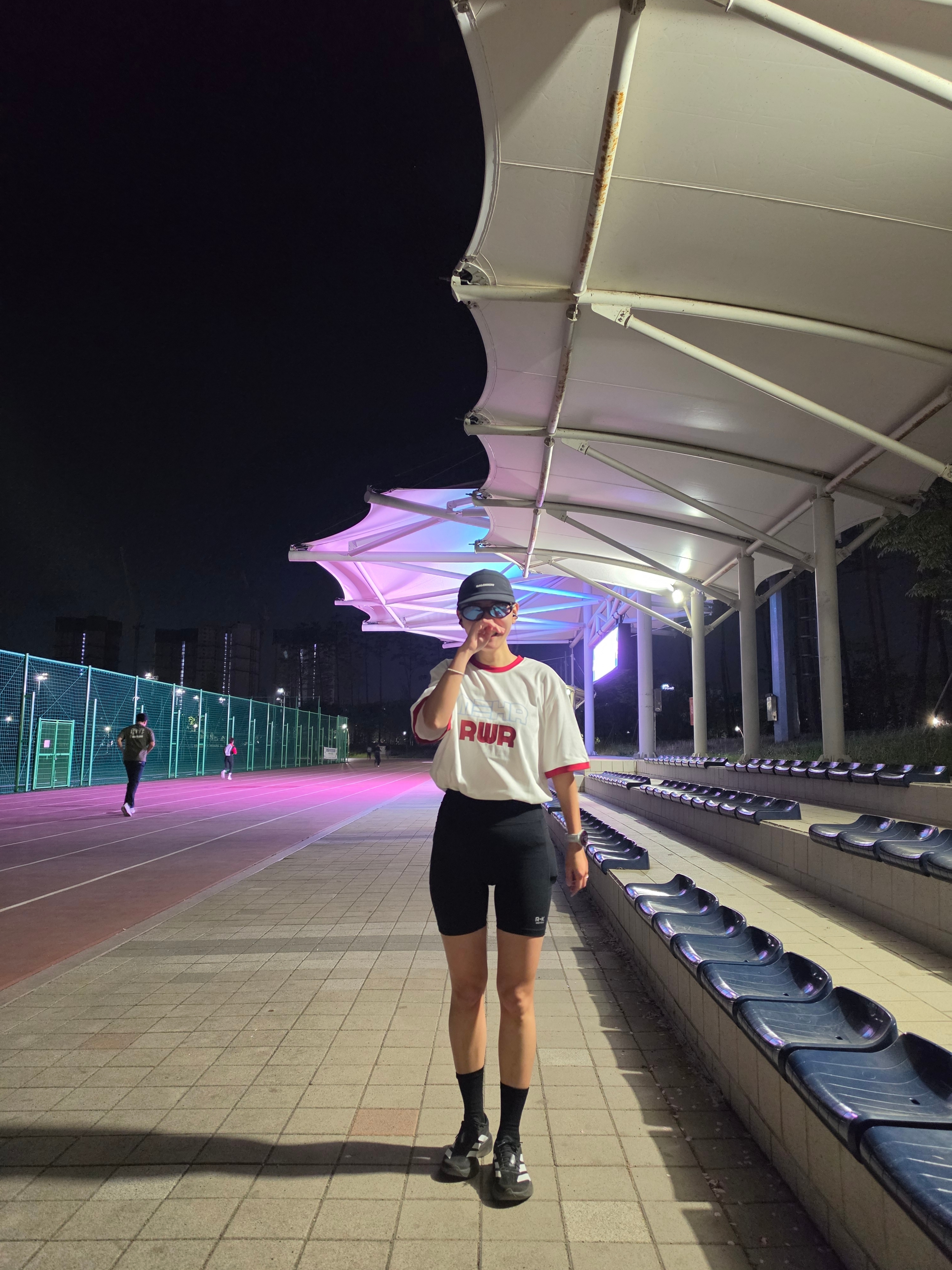 [KREAM 단독] RWR x MEHR Ringer T-Shirt White, Salomon Sense Aero Cap Black 착용 스타일 - 5