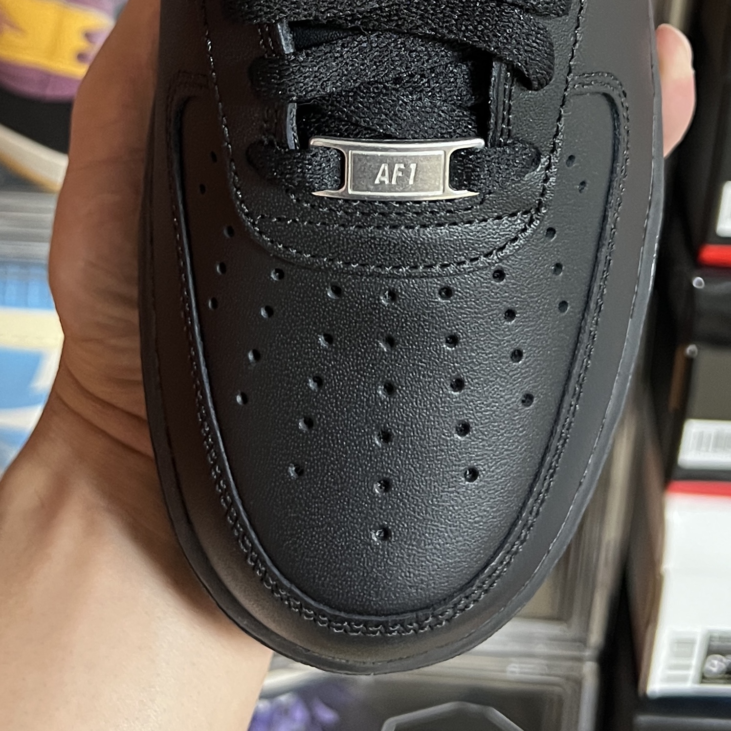 Nike Air Force 1 '07 Low Triple Black 착용 스타일 - 2