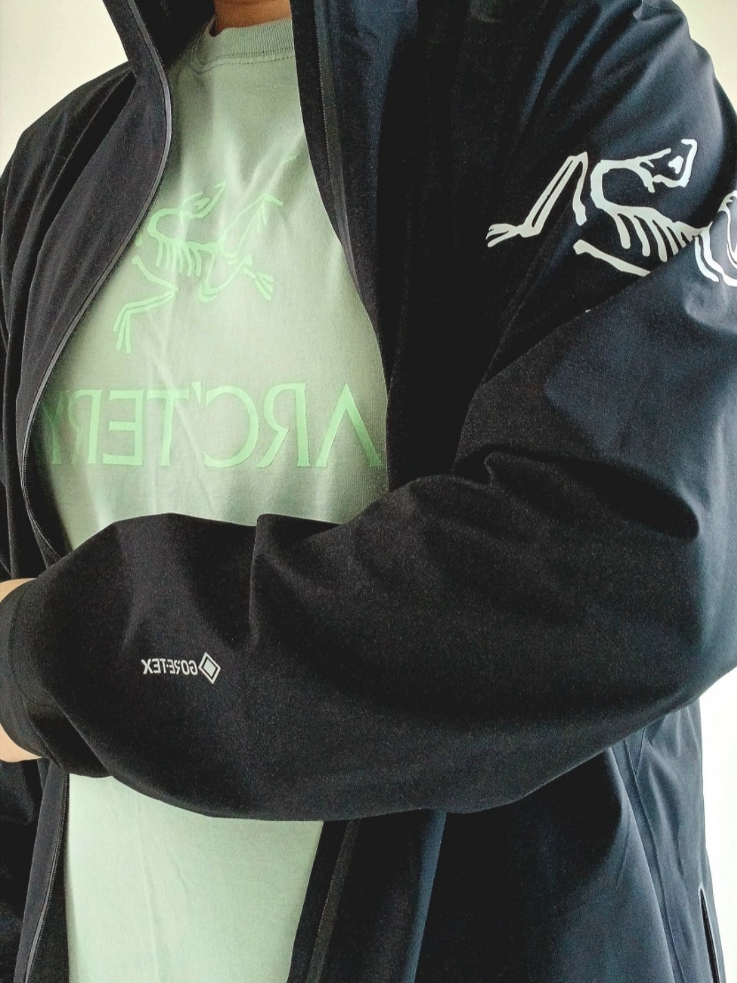 Arc'teryx Norvan Jacket Black, Arc'teryx Arc'word Logo SS T-Shirt Stone Green 착용 스타일 - 1