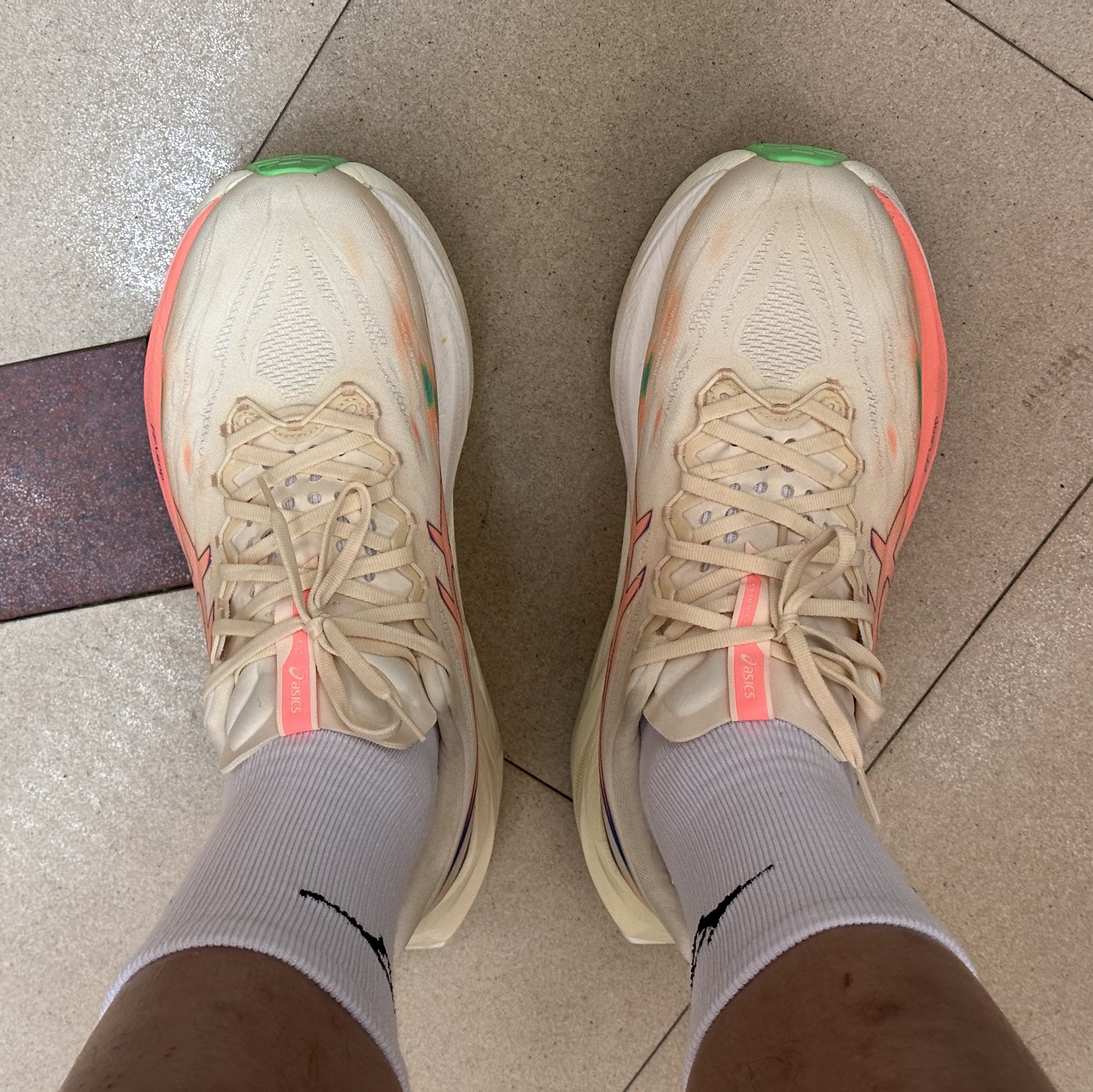 Asics Superblast 3 Seashell Sun Coral 착용 스타일 - 2