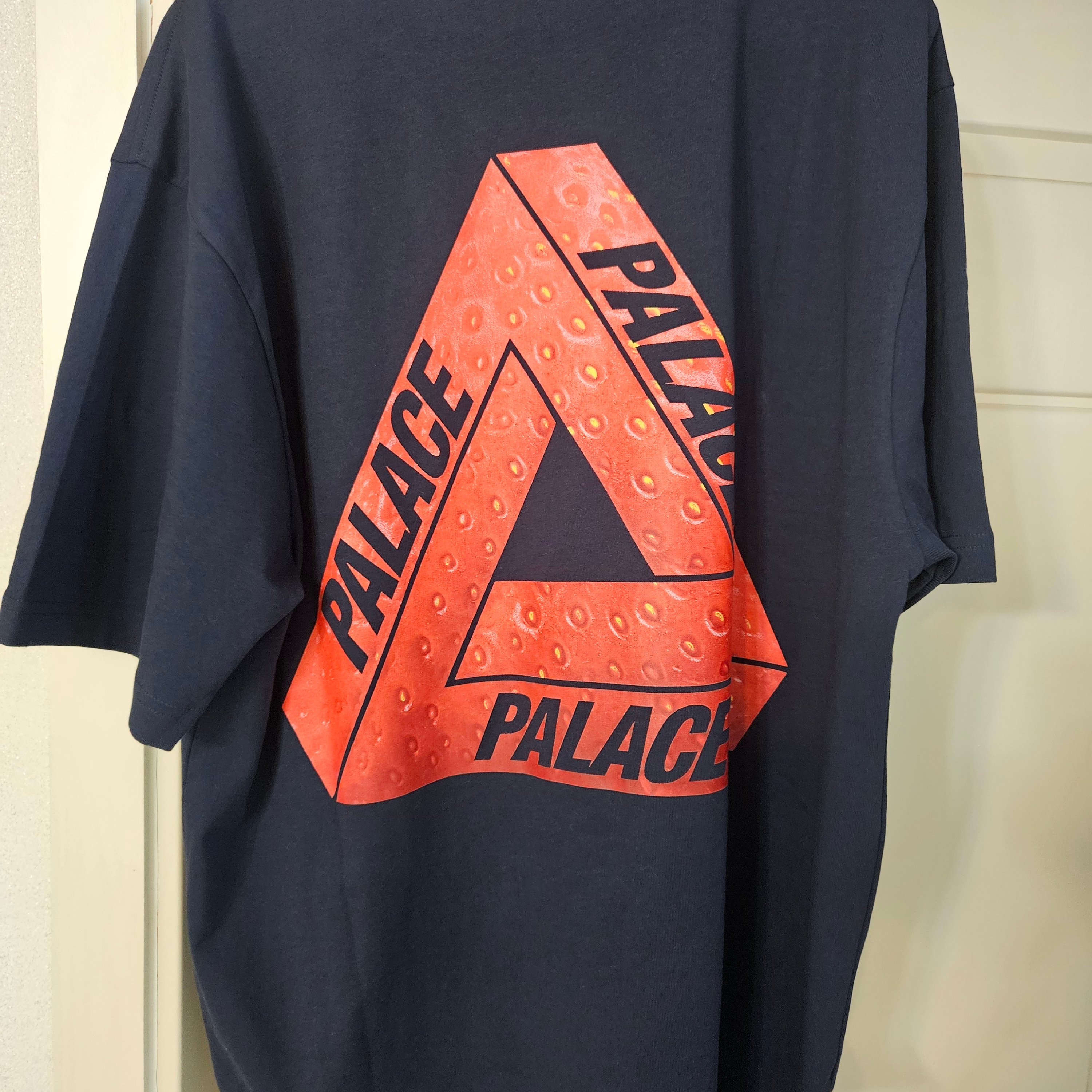 Palace Fukuoka Tri Ferg T-Shirt Navy - 25FW 착용 스타일 - 2