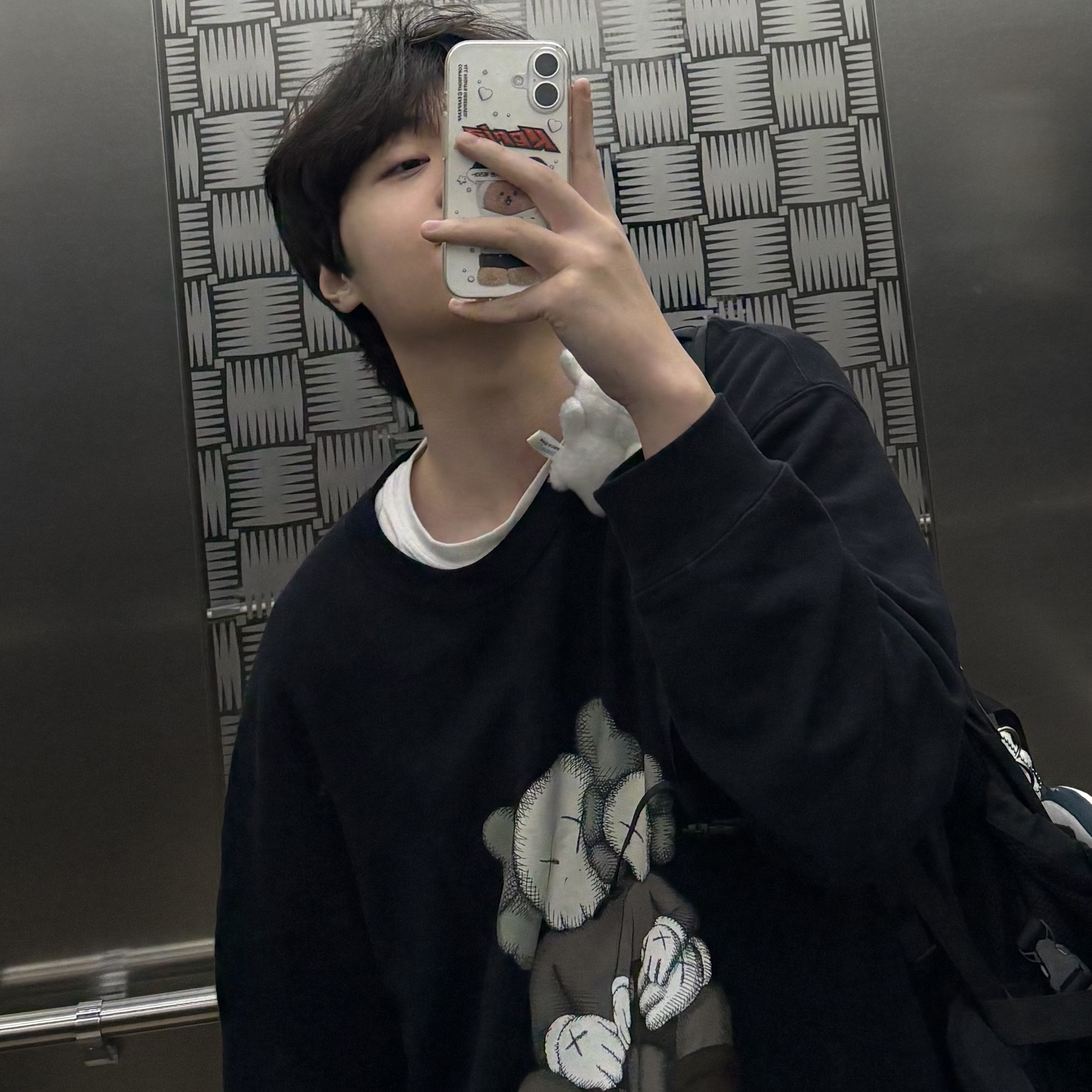 Uniqlo UT x Kaws Long Sleeve Sweatshirt Black 착용 스타일