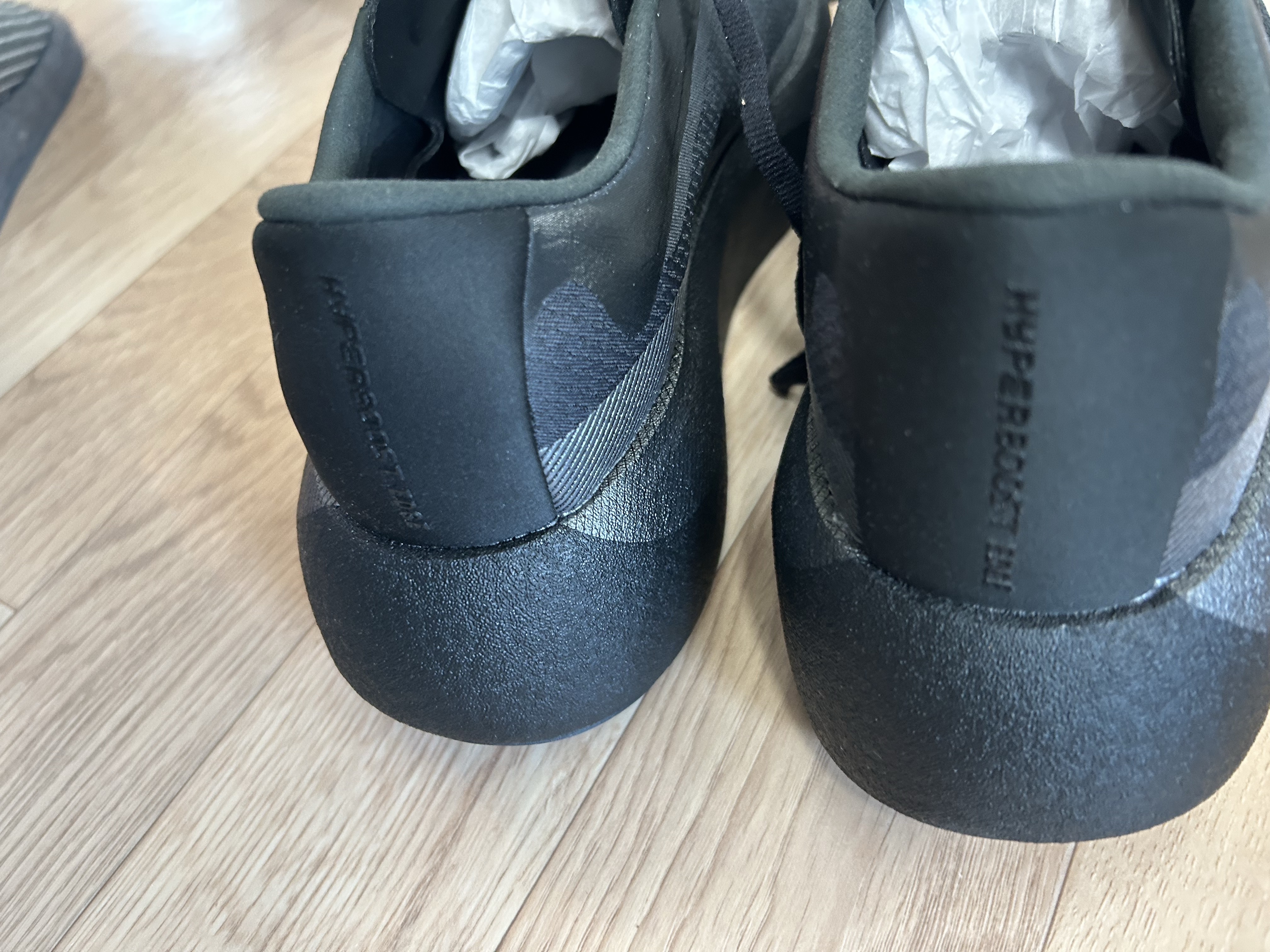 Adidas Hyperboost Edge Core Black Carbon 착용 스타일