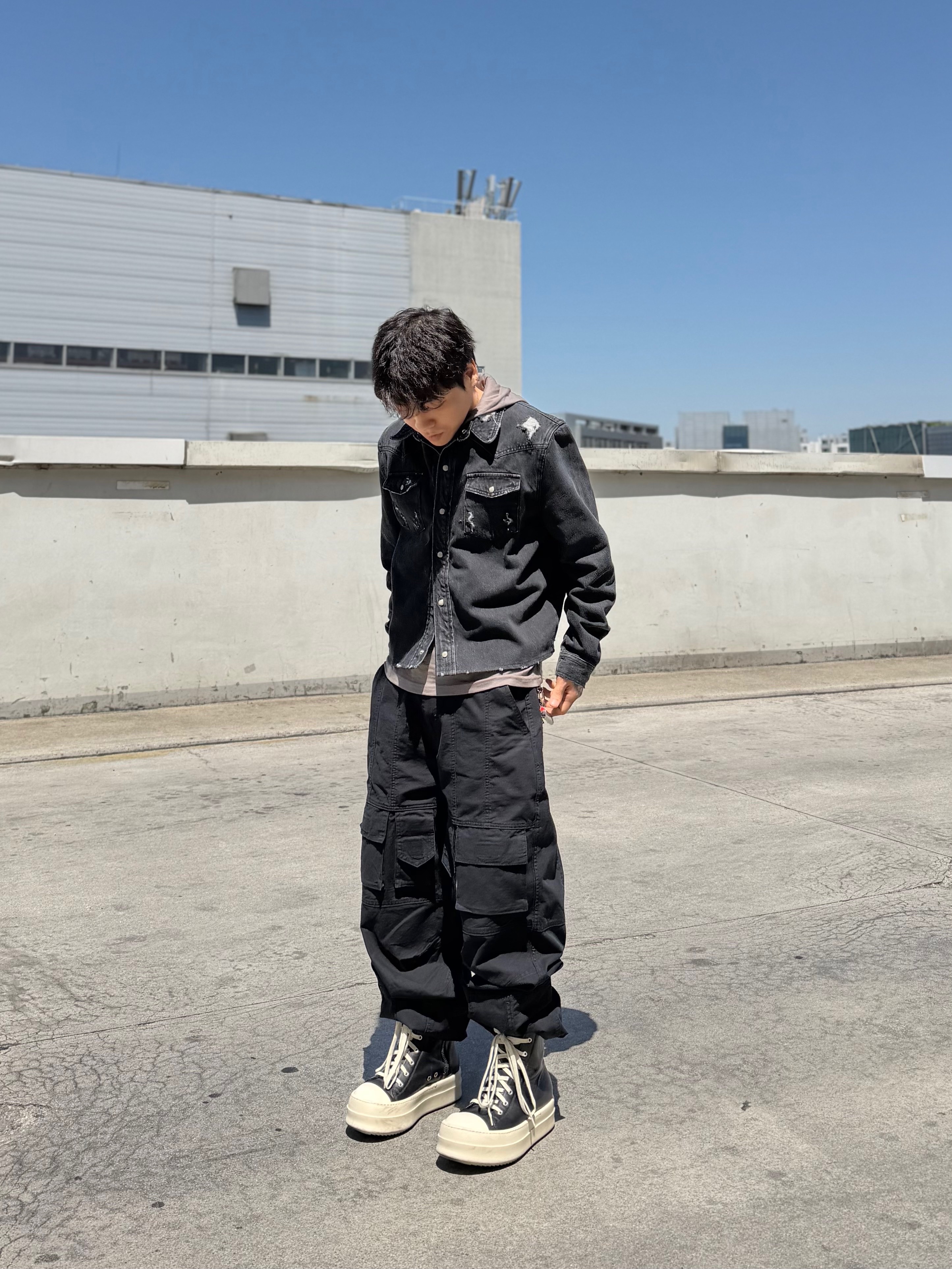 Rick Owens Mega Bumper Sneakers Black Milk 착용 스타일 - 3