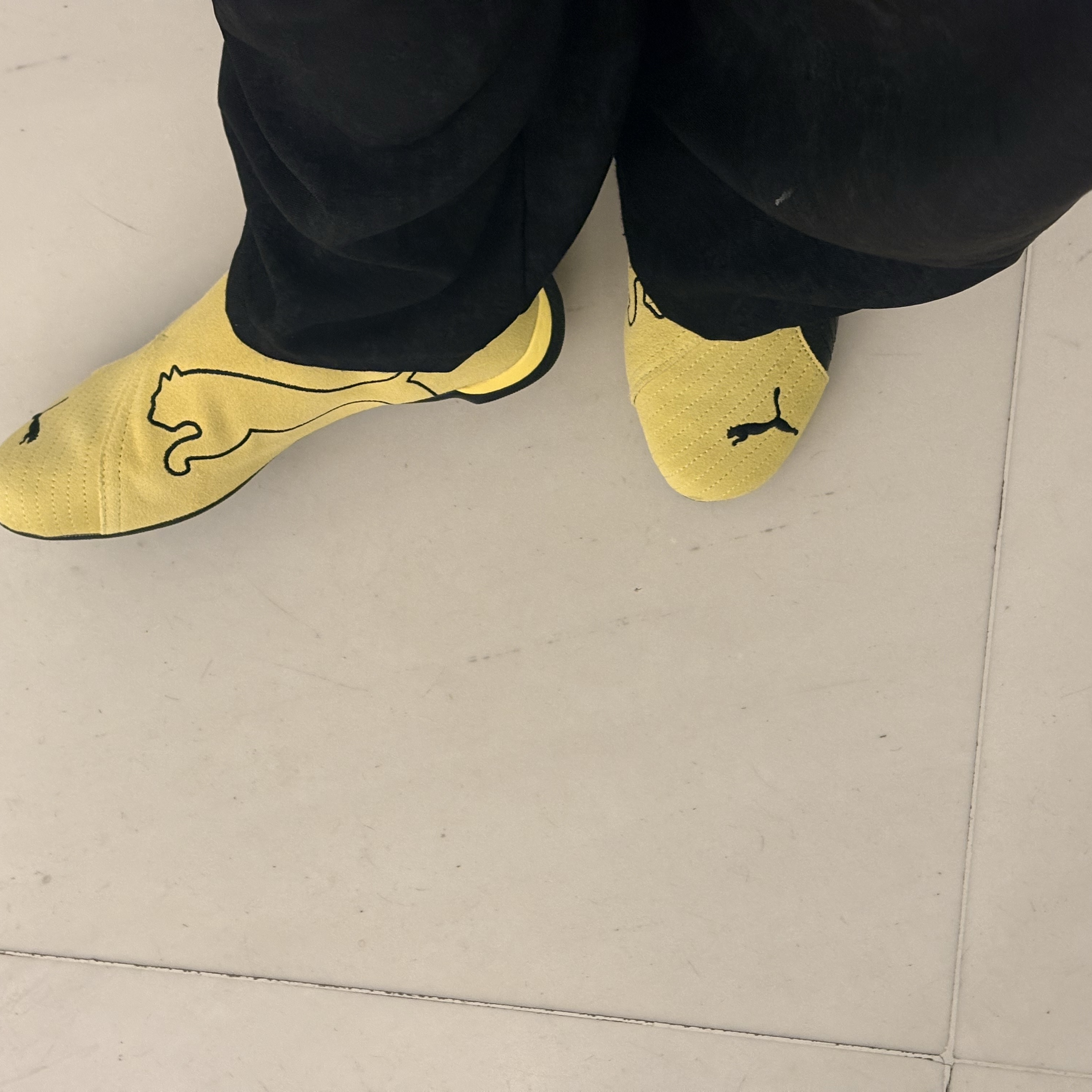 Puma Slipcat Lemon Black 착용 스타일 - 1
