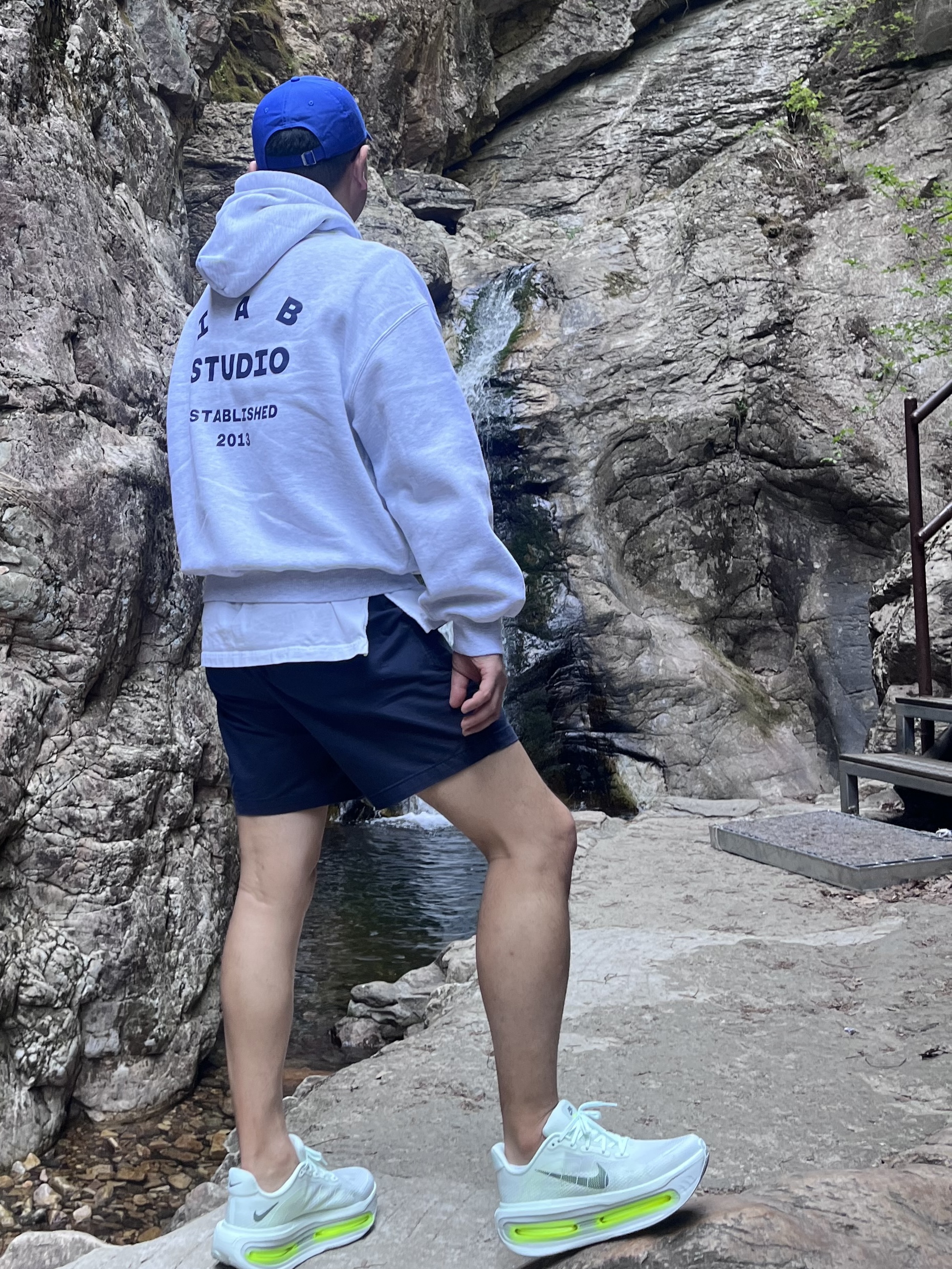 IAB Studio 25 Hoodie Light Gray Navy, Nike Vomero Premium  Barely Green Clay Green 착용 스타일