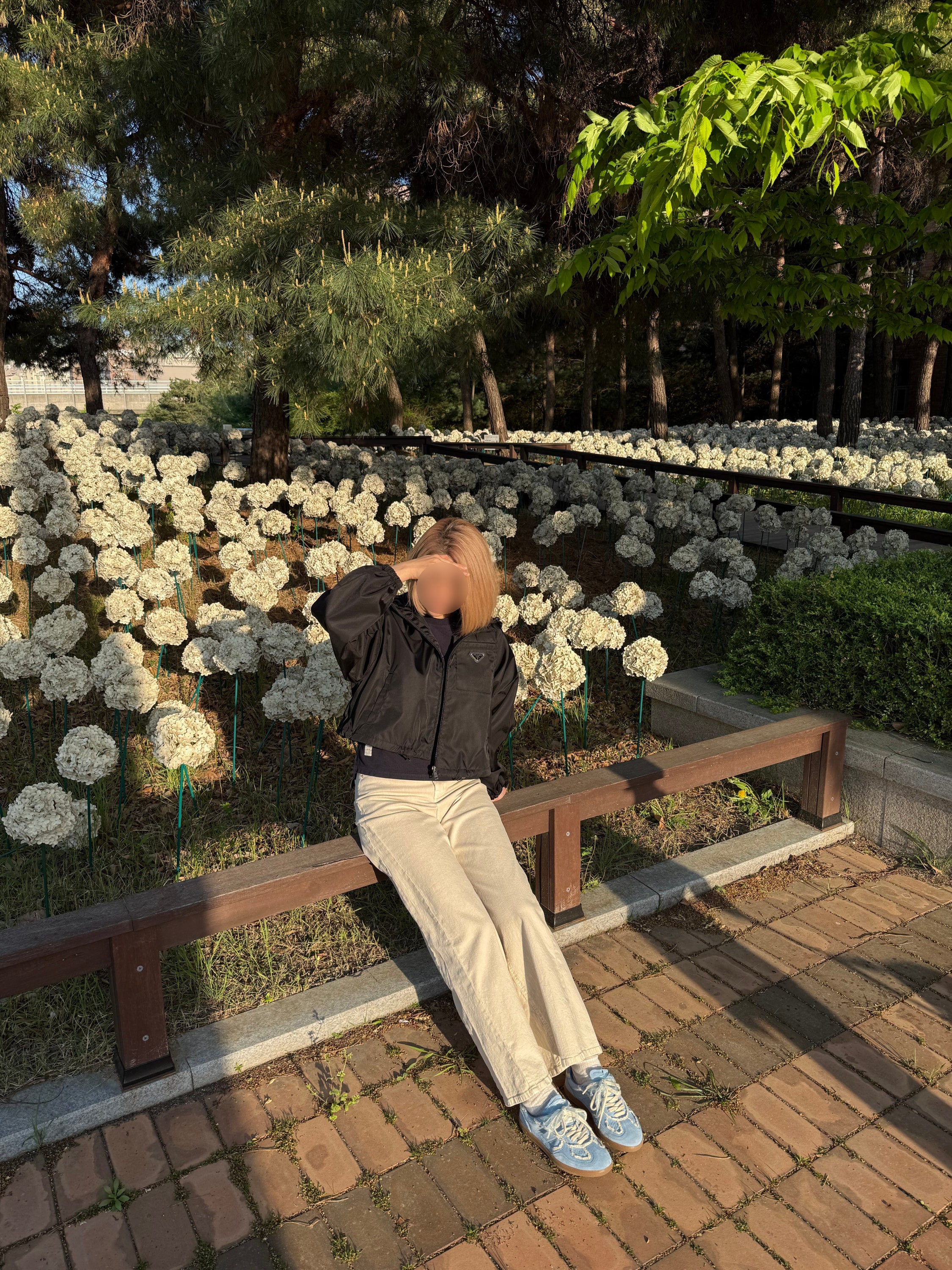 (W) Prada Re-Nylon Cropped Jacket Black, (W) Thom Browne Classic Cotton Pique Relaxed Fit Center Back Stripe Short Sleeve T-Shirt Navy 착용 스타일 - 2