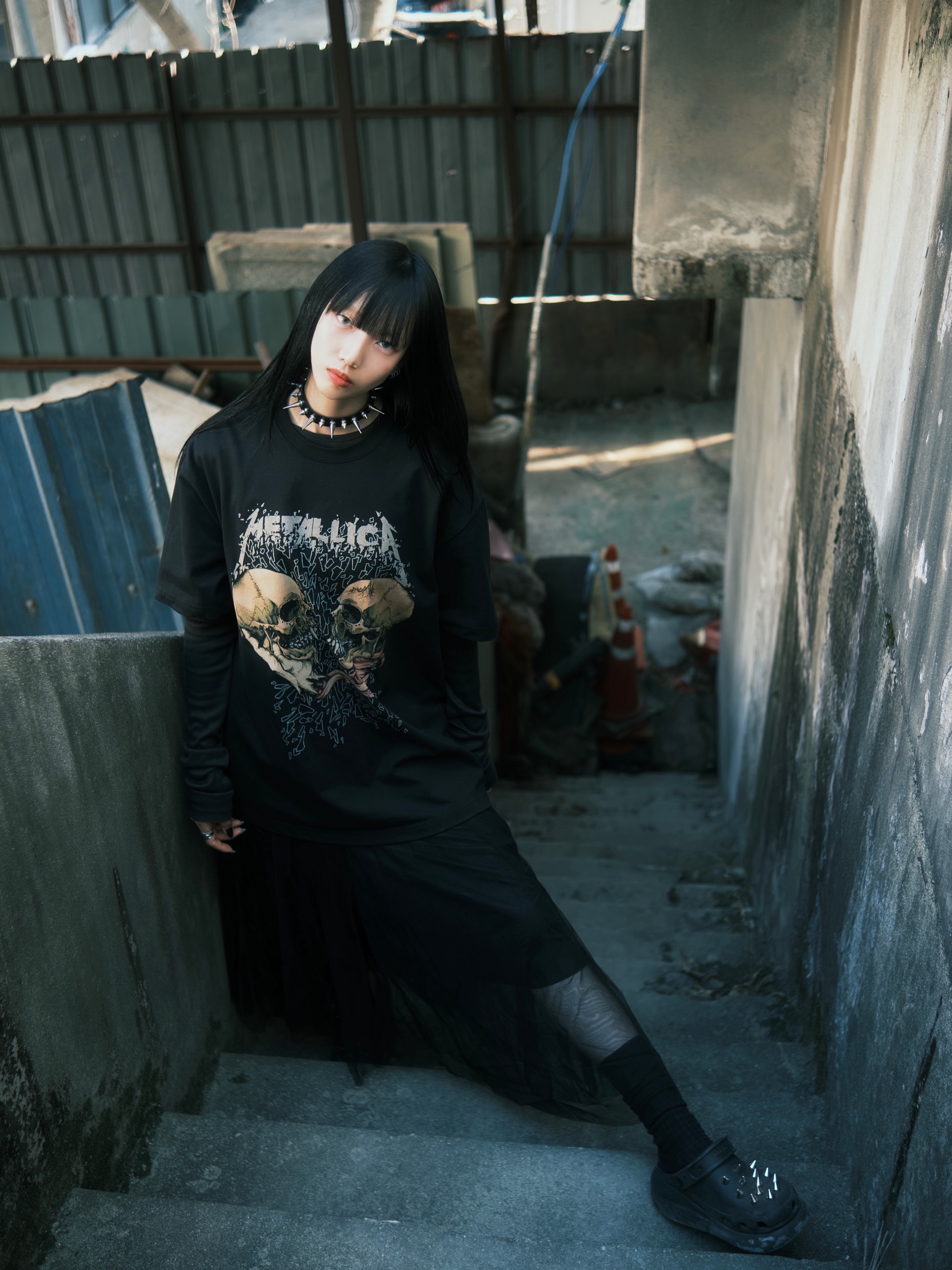 New Era x Metallica Double Skull T-Shirt Black, Crocs Classic Crush Clog Black 착용 스타일 - 5