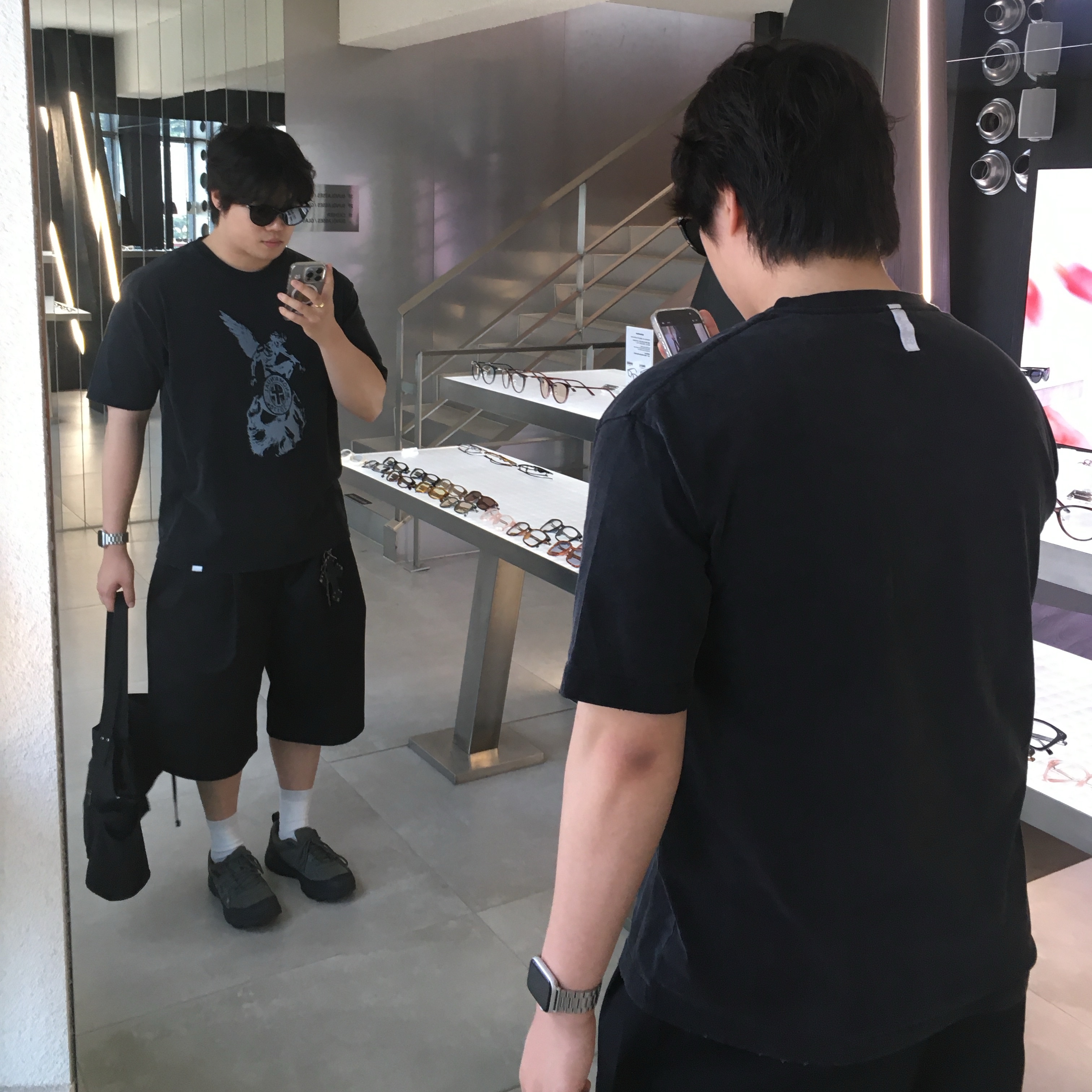[KREAM 단독] NOMANUAL Devil Ring Damaged T-shirt Washed Black 착용 스타일 - 1