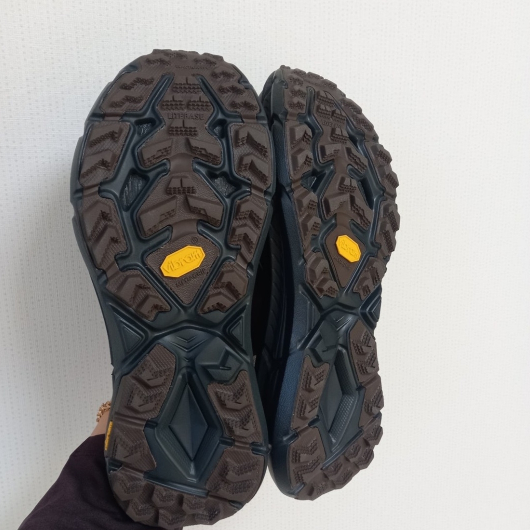Hoka x Satisfy Mafate Speed 4 Lite Coffee, Arc'teryx Merino Wool Grotto Mid Sock White Stratus 착용 스타일 - 3