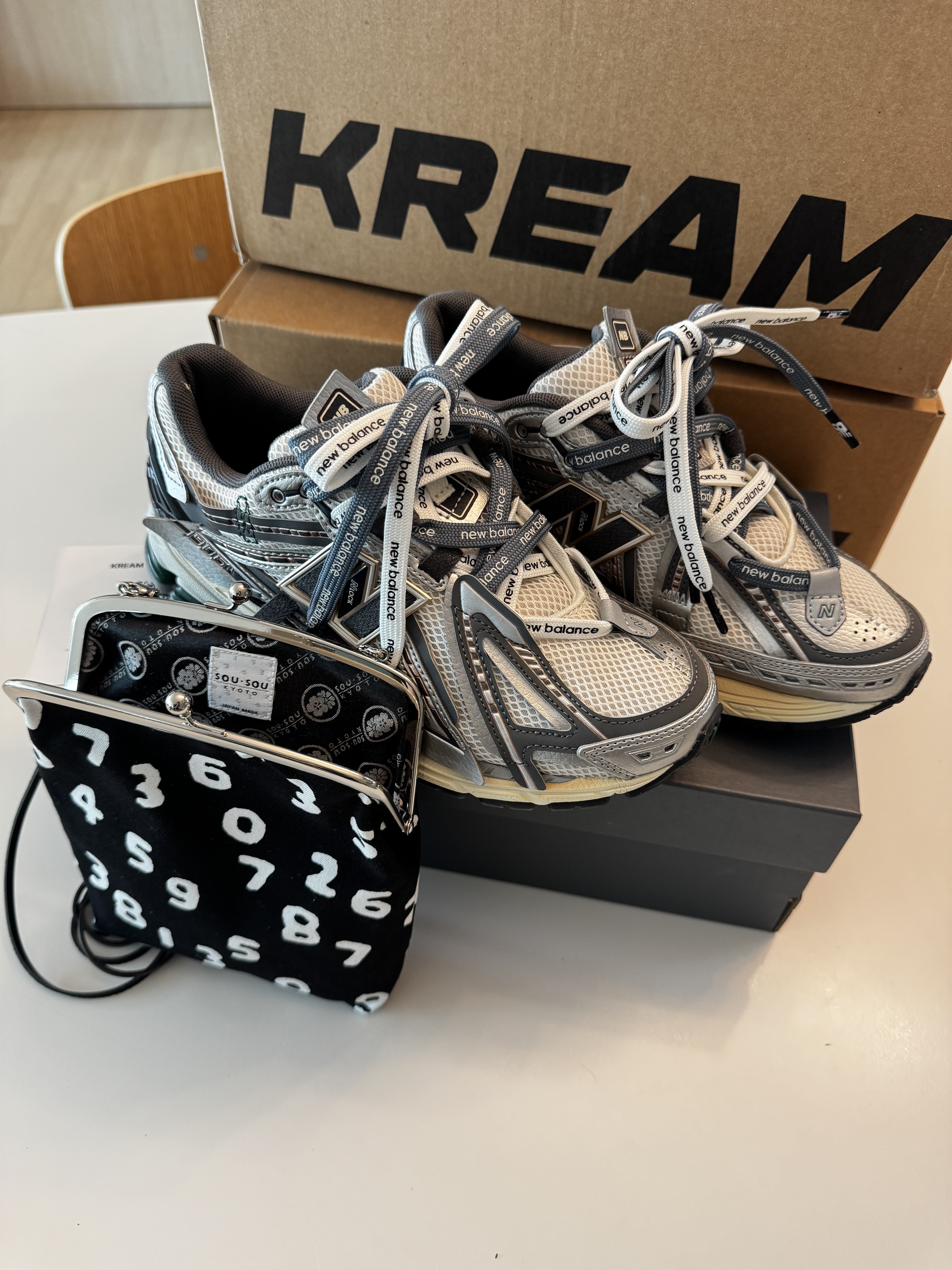 Sou Sou Canvas Soft Gamaguchi Bag Large Black (with 110cm Black Leather Strap), New Balance 1906A Silver Metallic Castlerock 착용 스타일 - 1
