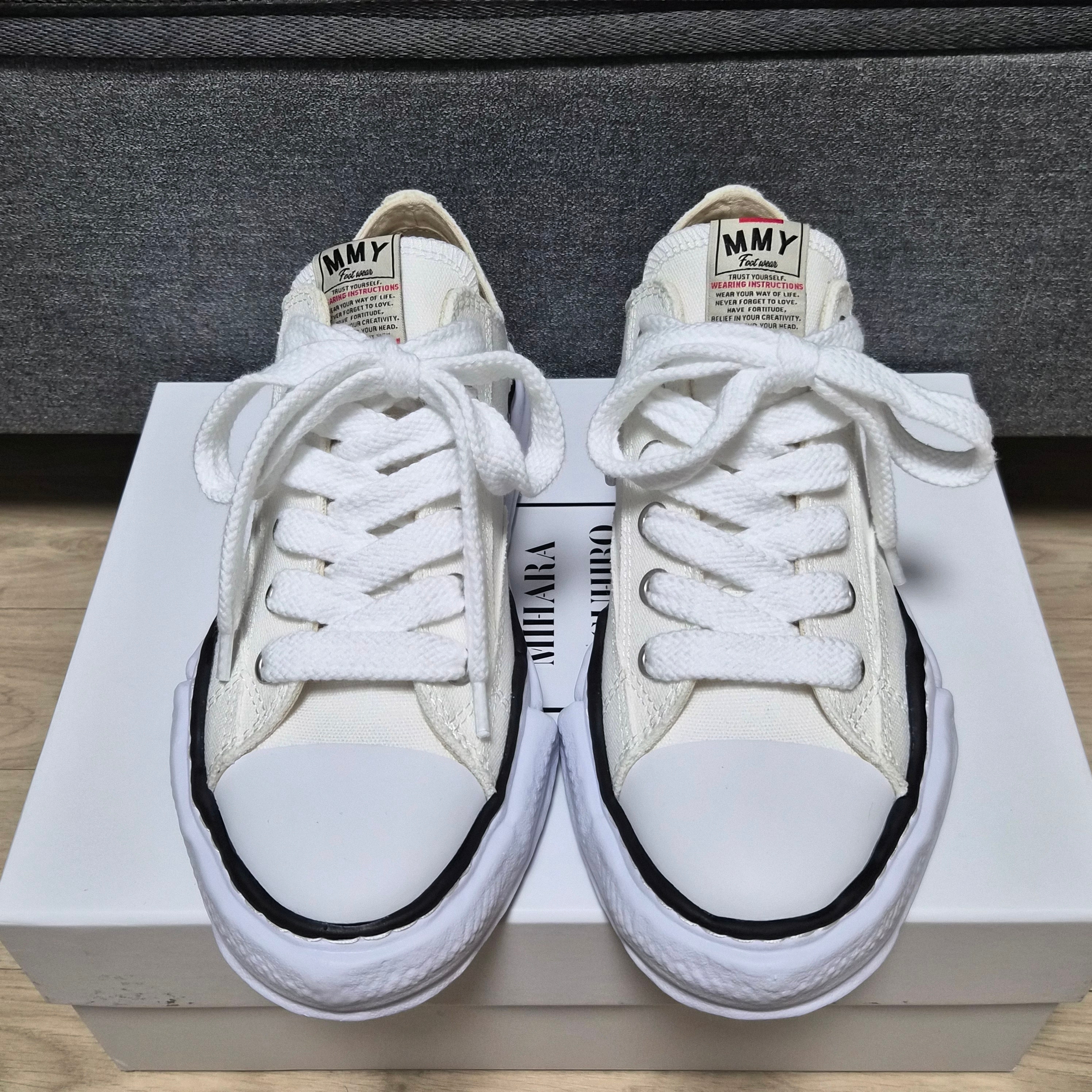 Maison Mihara Yasuhiro Peterson OG Sole Canvas Low Sneakers White 착용 스타일 - 2