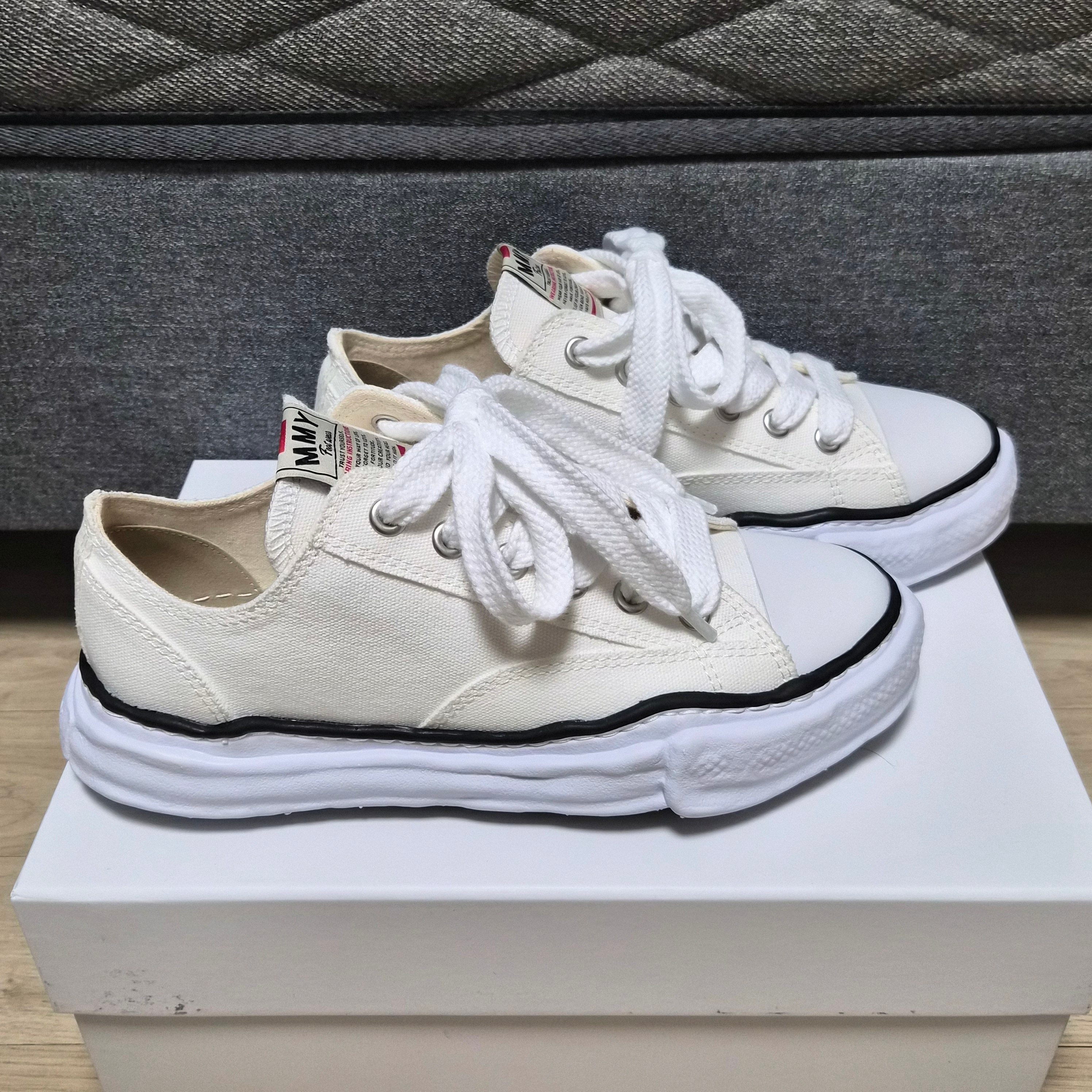 Maison Mihara Yasuhiro Peterson OG Sole Canvas Low Sneakers White 착용 스타일 - 1