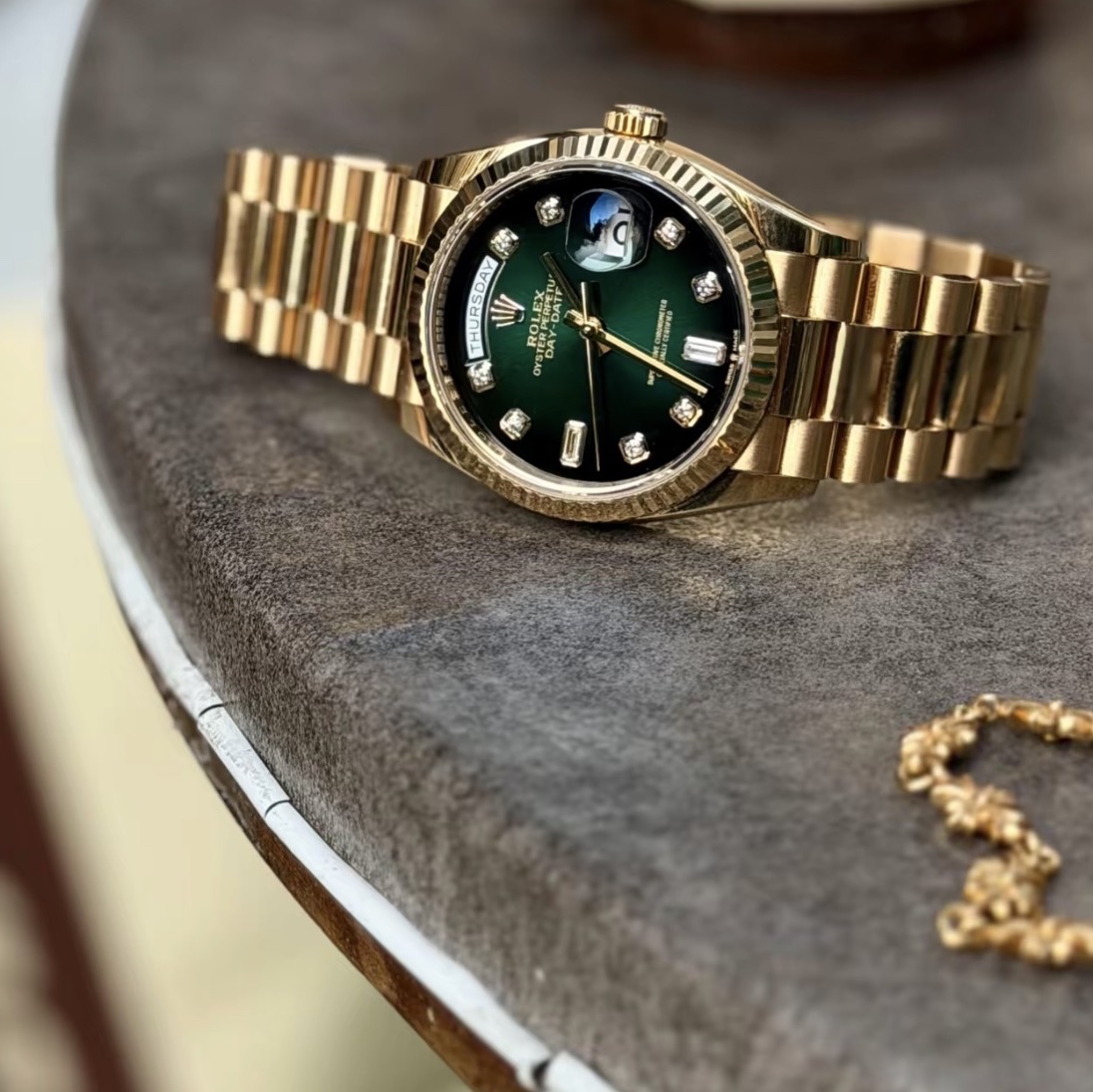 Rolex Day-Date 36mm 128238 Green Ombre Diamond-Set President 착용 스타일