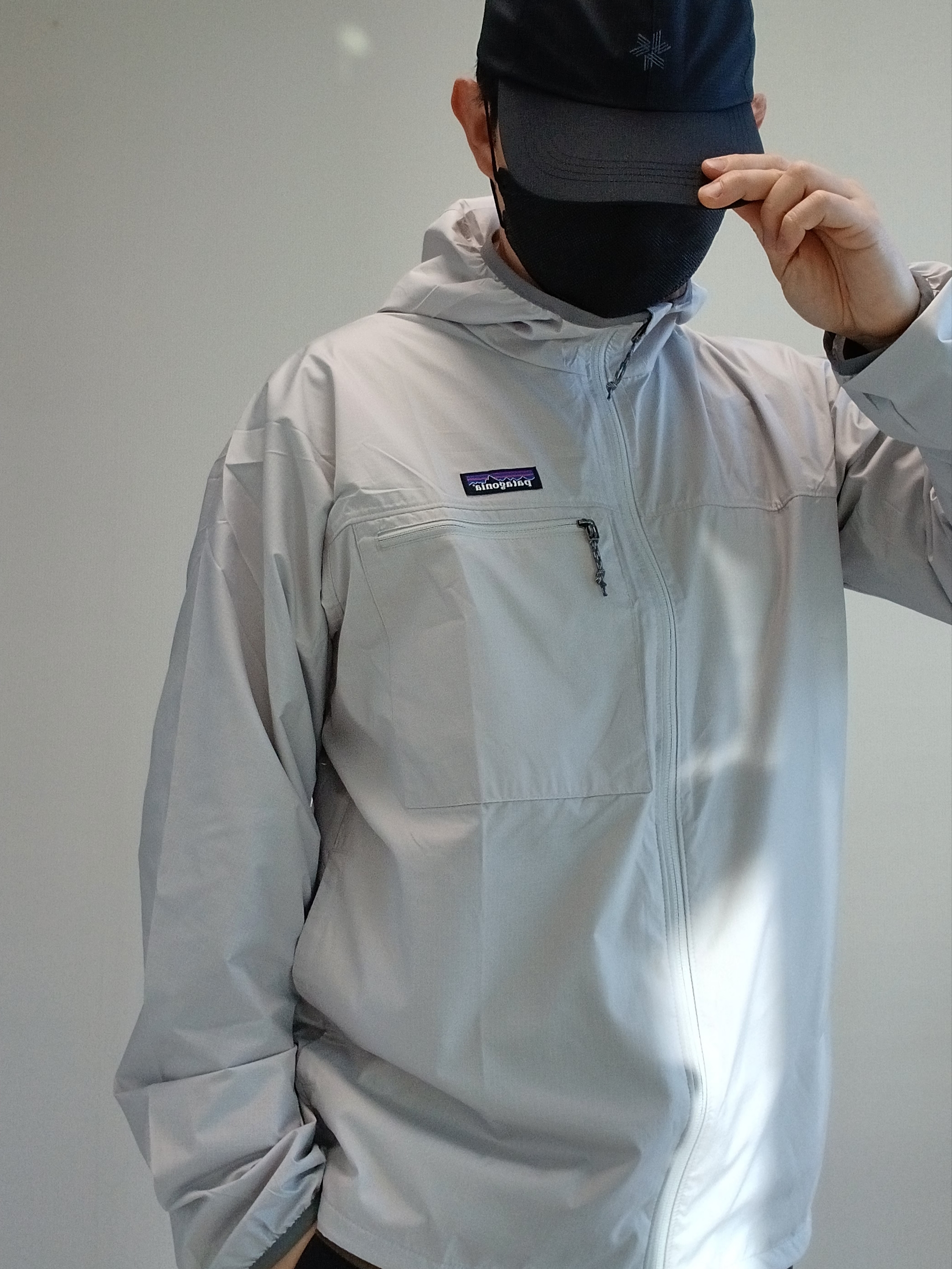 Goldwin Gore-Tex 3L Cap Black, Patagonia Light Variable Jacket Crisp Grey 착용 스타일 - 6