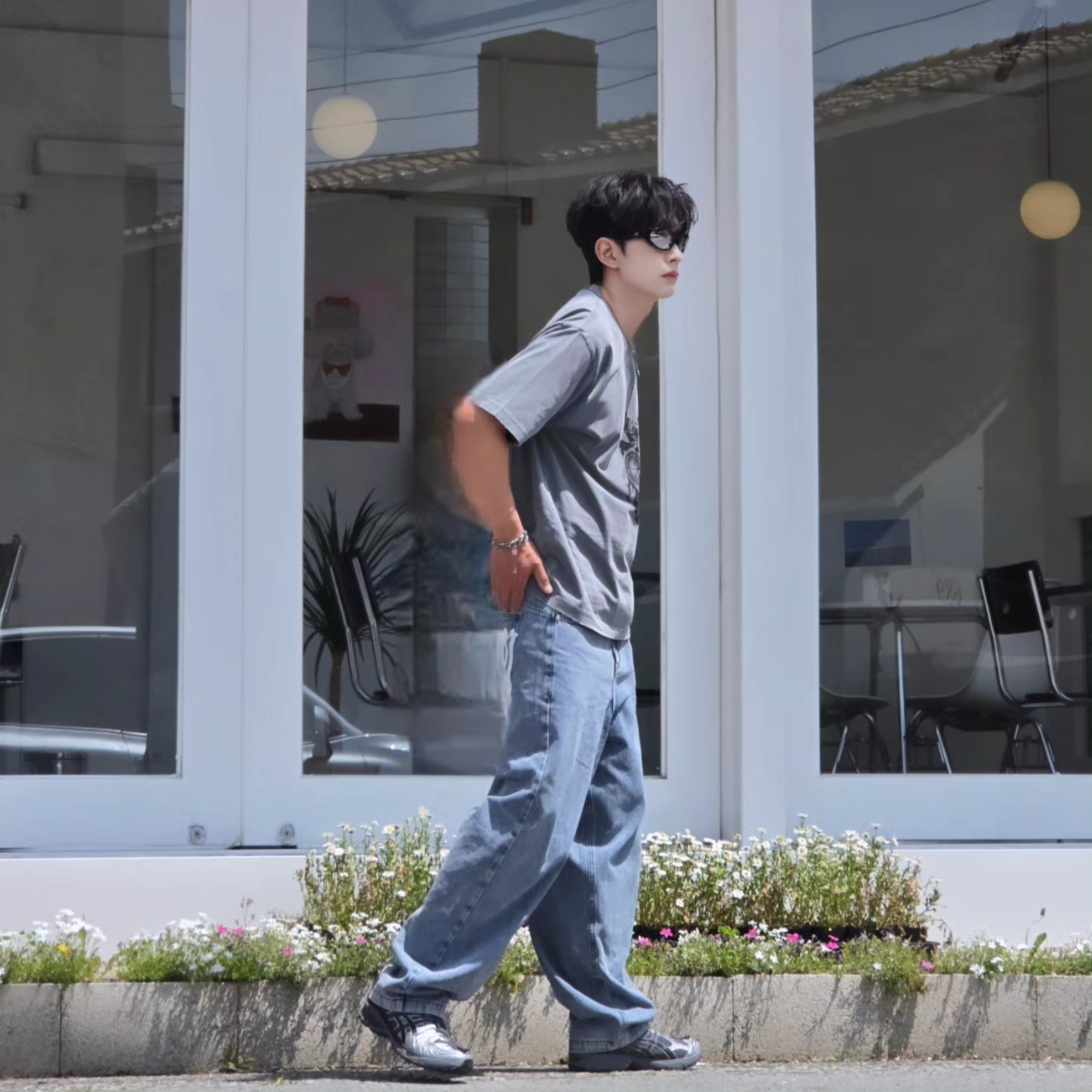 [KREAM 단독] NOMANUAL Devil Ring Damaged T-shirt Washed Charcoal, NOMANUAL Raw Vision Denim Pants White Blue 착용 스타일 - 2