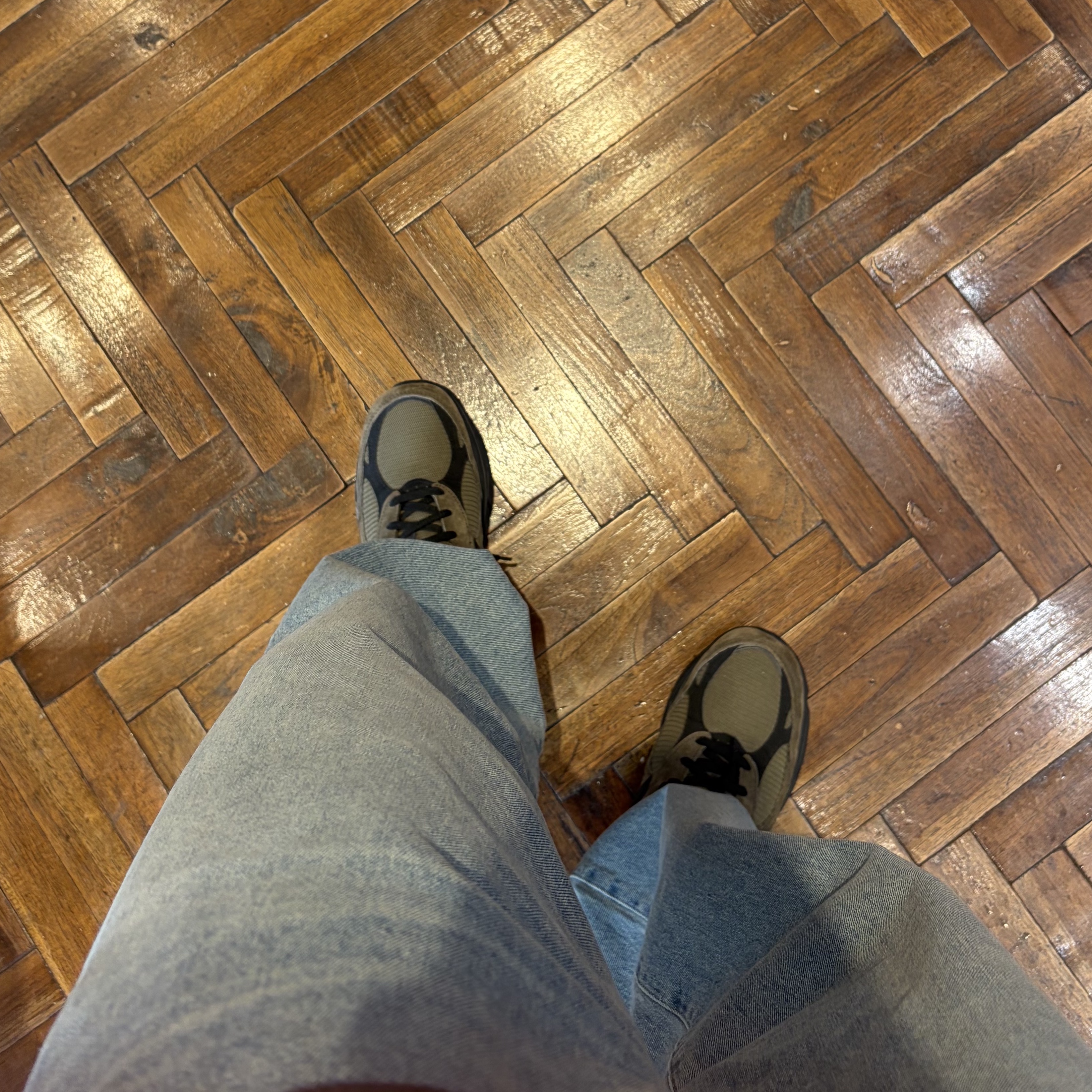 Khakis Croft Regular Jeans Light Blue, New Balance x JJJJound 990v3 Brown Black 착용 스타일