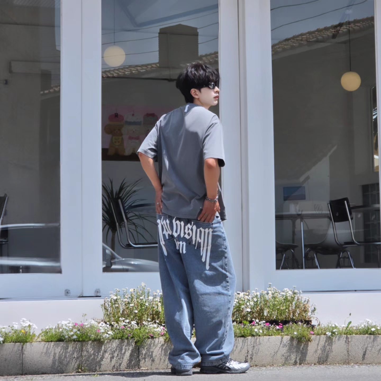 [KREAM 단독] NOMANUAL Devil Ring Damaged T-shirt Washed Charcoal, NOMANUAL Raw Vision Denim Pants White Blue 착용 스타일 - 3