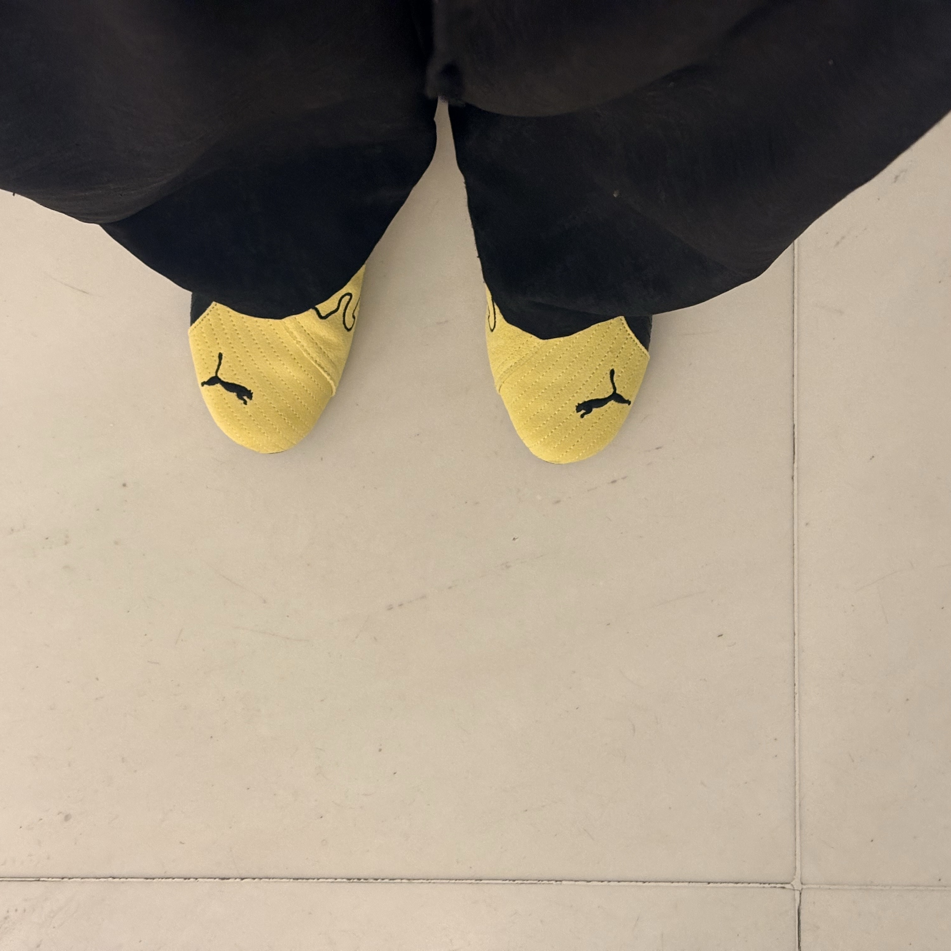 Puma Slipcat Lemon Black 착용 스타일 - 2