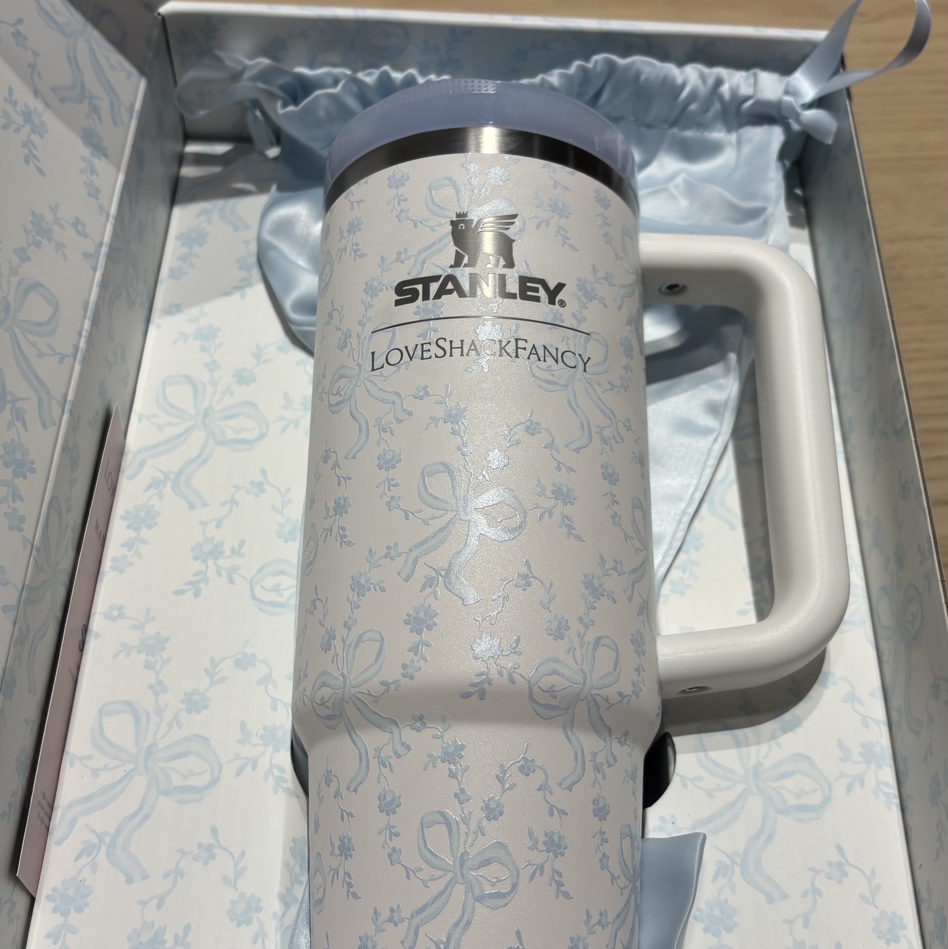 Stanley 1913 x LoveShackFancy Holiday The Quencher ProTour Flip Straw Tumbler 887ml Coquette Bow Winter Ice 착용 스타일 - 2