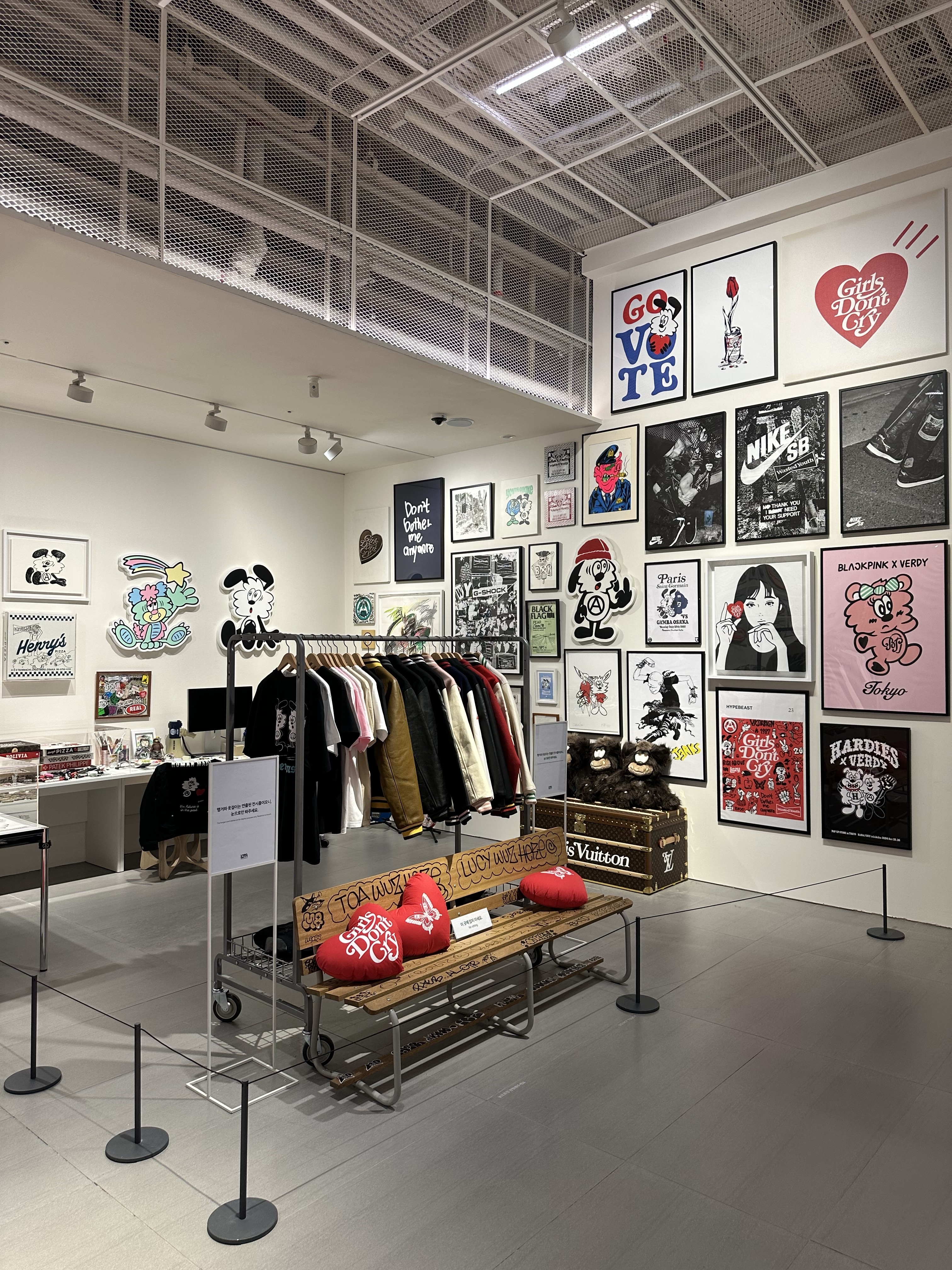 Verdy x Blackpink Binky Keychain Pink, Kaikai Kiki x Blackpink Flower Keyring Pink Grey 착용 스타일 - 3