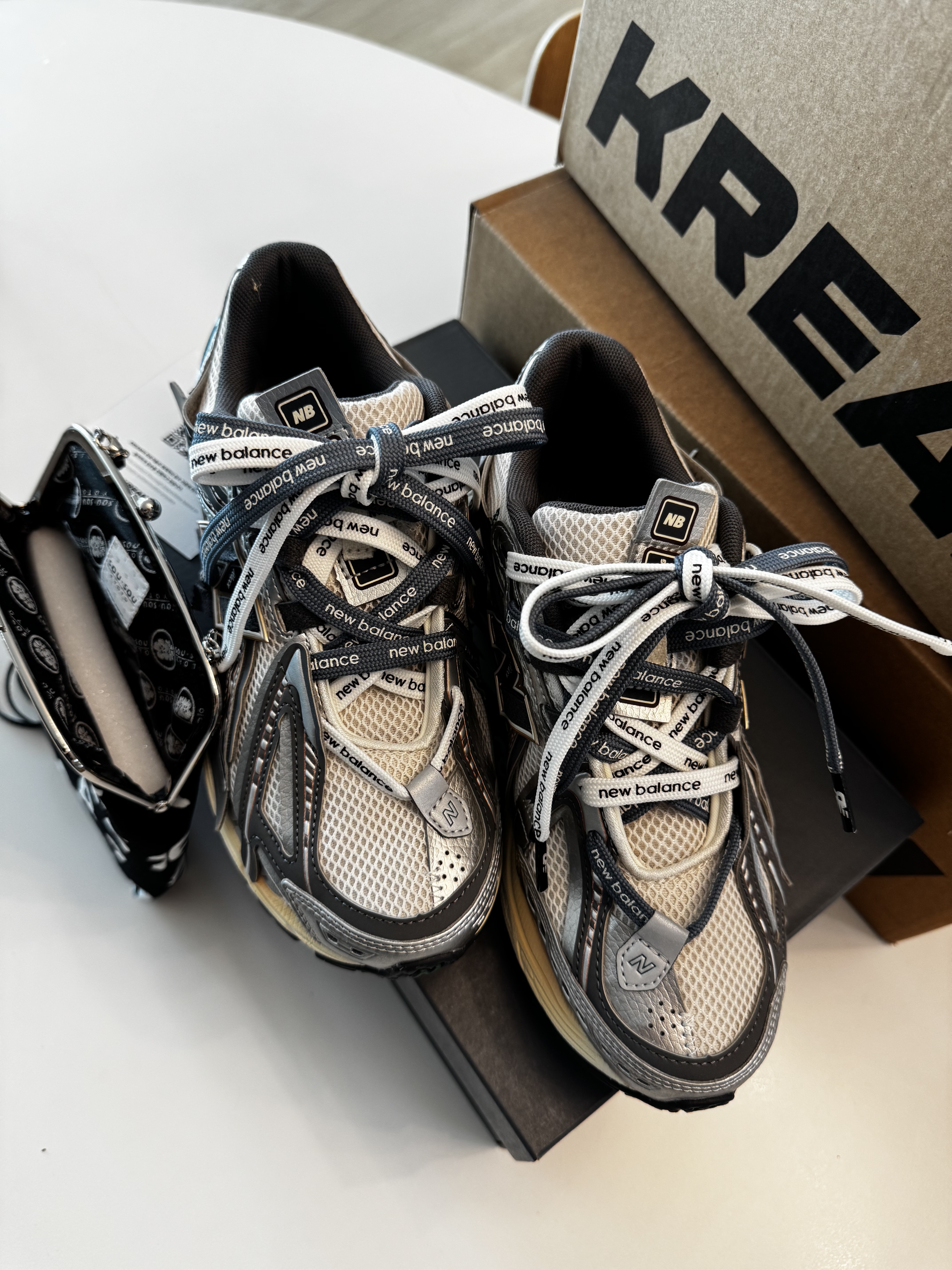 Sou Sou Canvas Soft Gamaguchi Bag Large Black (with 110cm Black Leather Strap), New Balance 1906A Silver Metallic Castlerock 착용 스타일 - 2