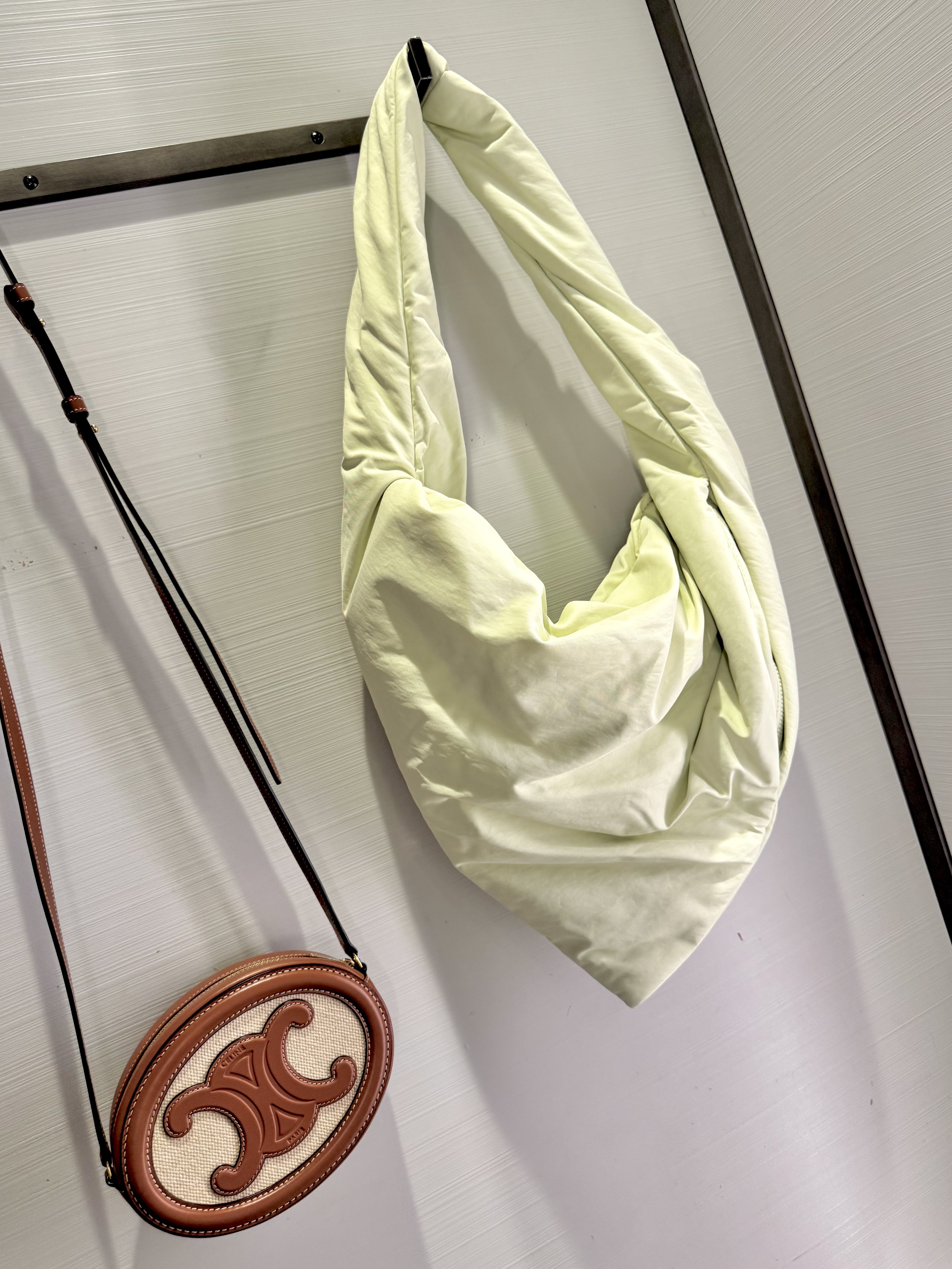 COS Kite Nylon Shoulder Bag Light Green, Celine Crossbody Oval Purse Cuir Triomphe in Textile and Calfskin Natural Tan 착용 스타일 - 3