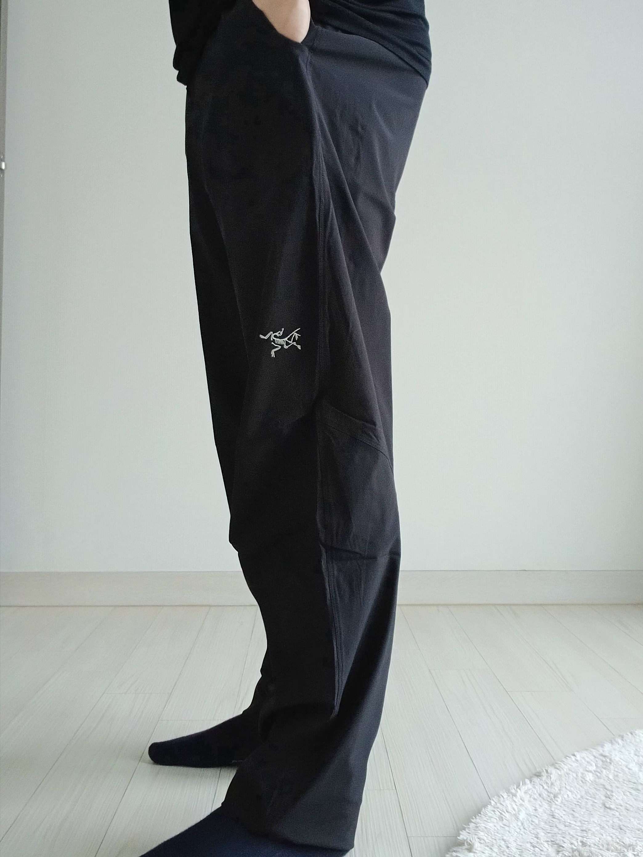 Arc'teryx Incendo Pants Black, UGG x Palace x Looney Tunes Tasman Slipper Chestnut 착용 스타일 - 5