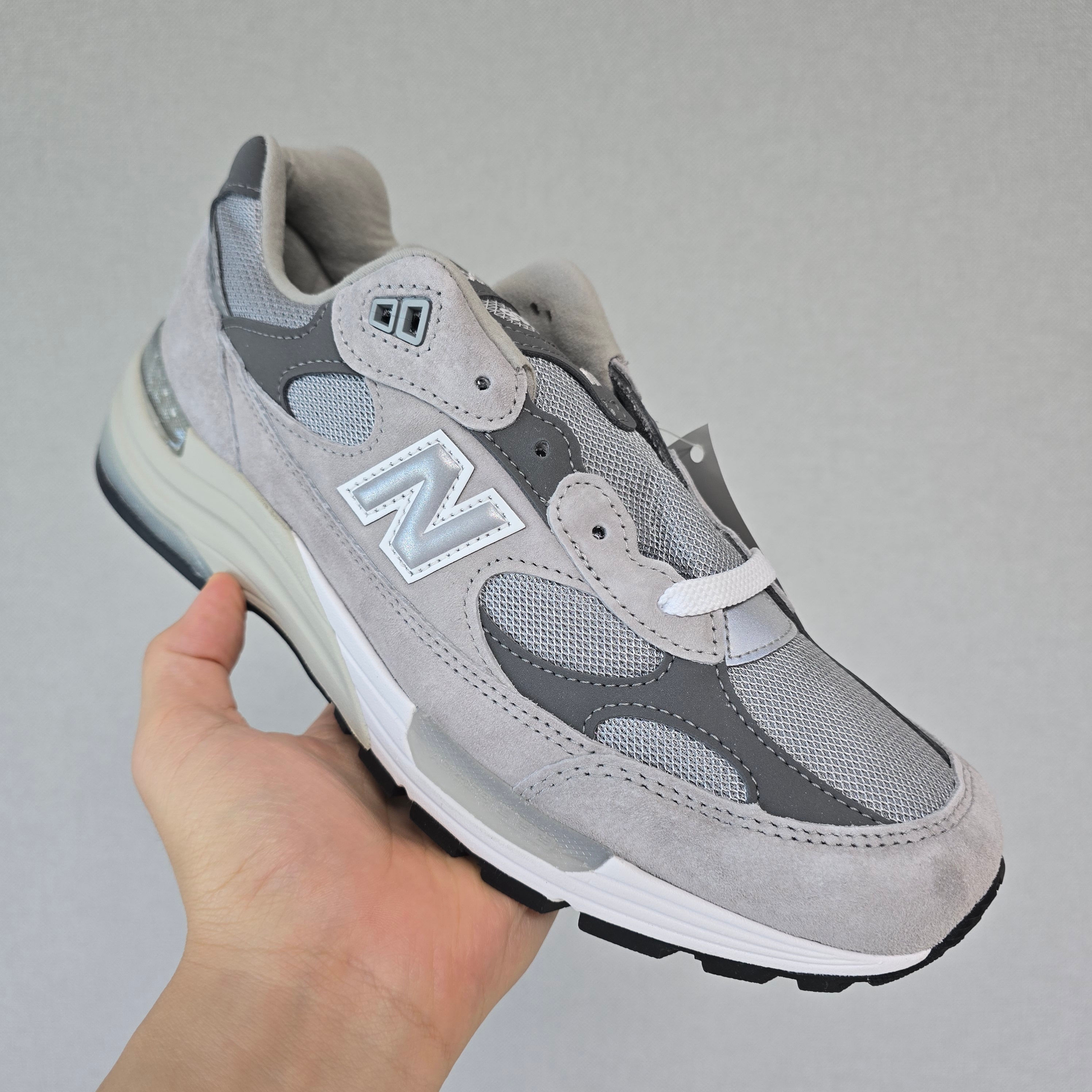 New Balance 992 Made in USA Core Grey Silver Metallic 착용 스타일