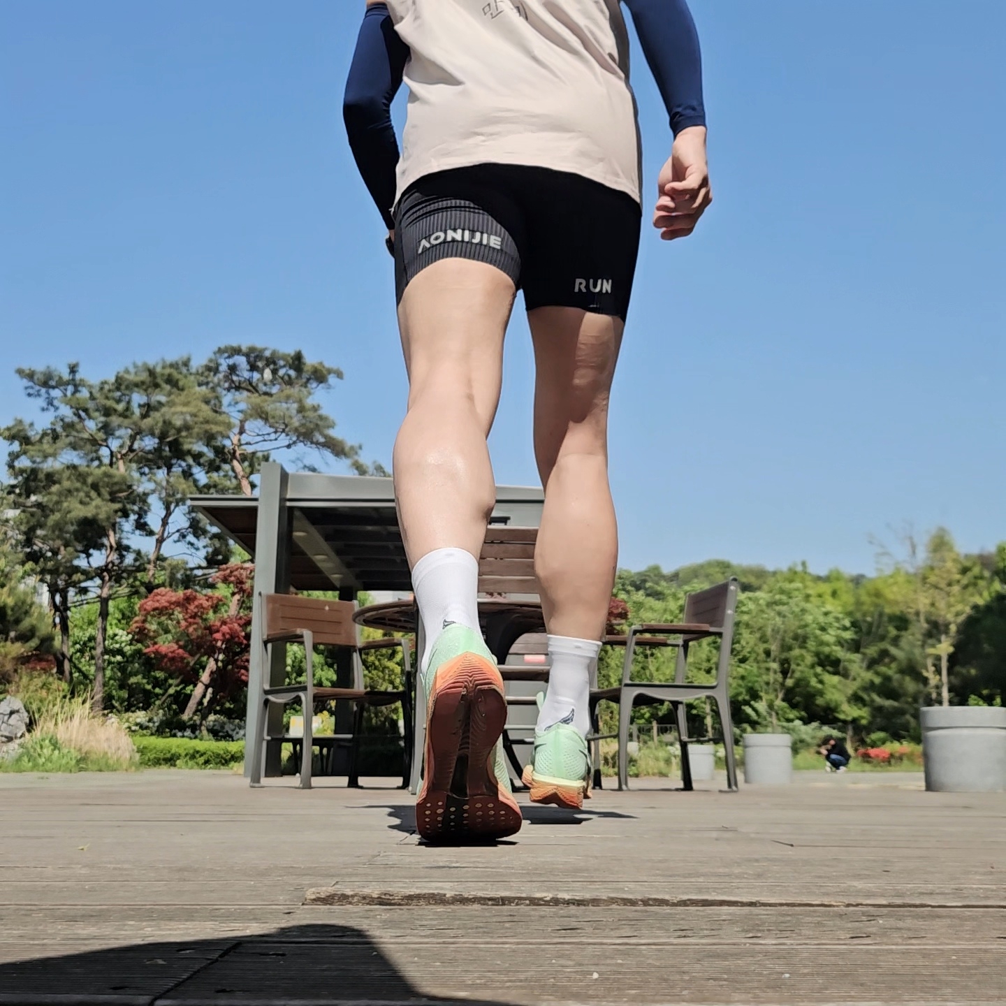 Nike ZoomX Vaporfly Next% 3 Vapor Green Dragon Red, LI2 Black Wing Running Crew Socks White 착용 스타일 - 5