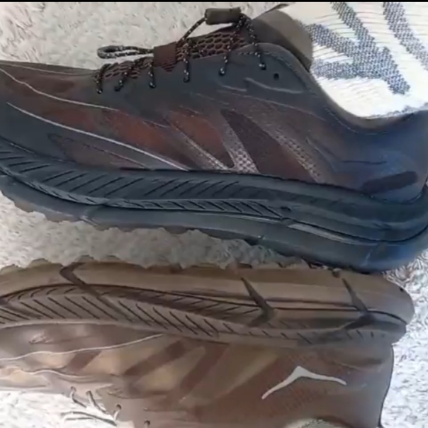 Hoka x Satisfy Mafate Speed 4 Lite Coffee, Arc'teryx Merino Wool Grotto Mid Sock White Stratus 착용 스타일 - 6