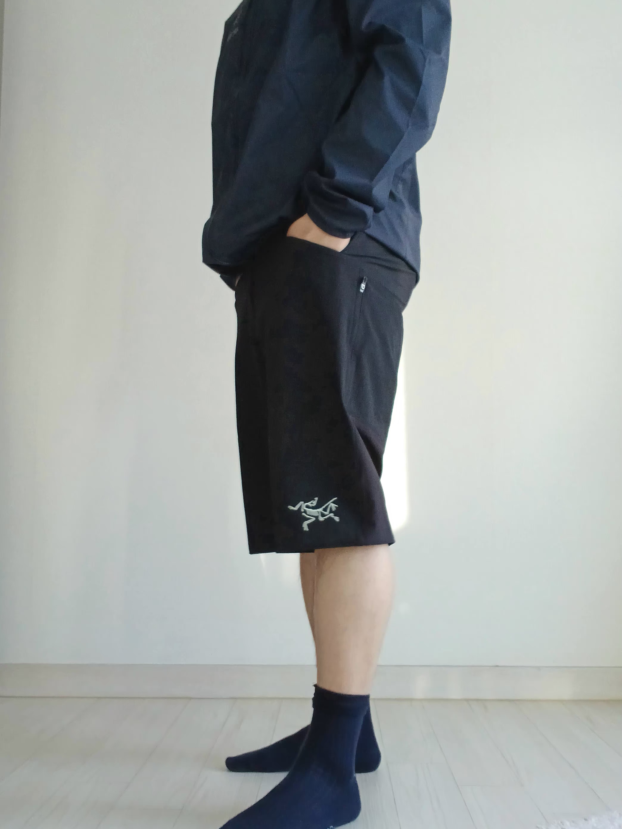 (W) Arc'teryx Rhoam Shorts Black, Arc'teryx Rhoam Shorts Black 착용 스타일 - 6