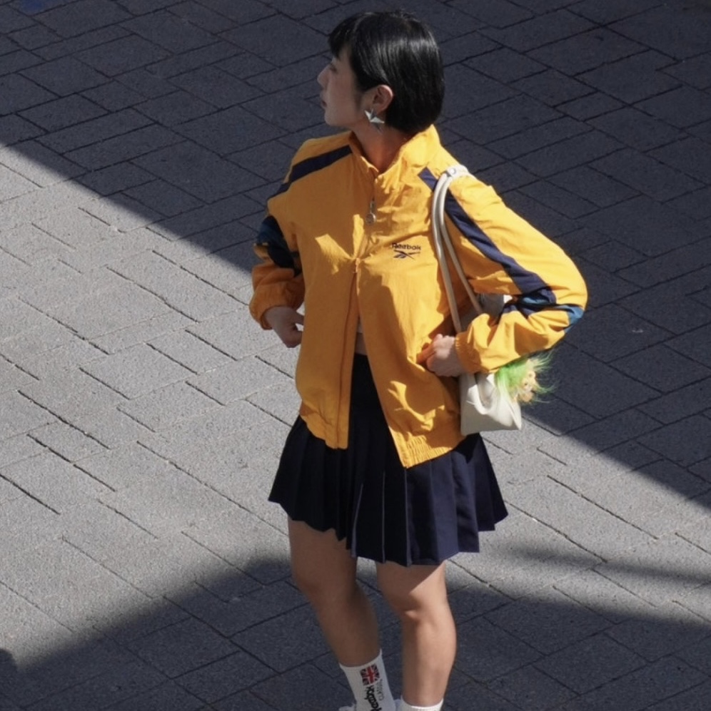 Reebok Legend Warm-Up Windbreaker Yellow Navy, Reebok Legend Warm-Up Windbreaker Black 착용 스타일 - 2