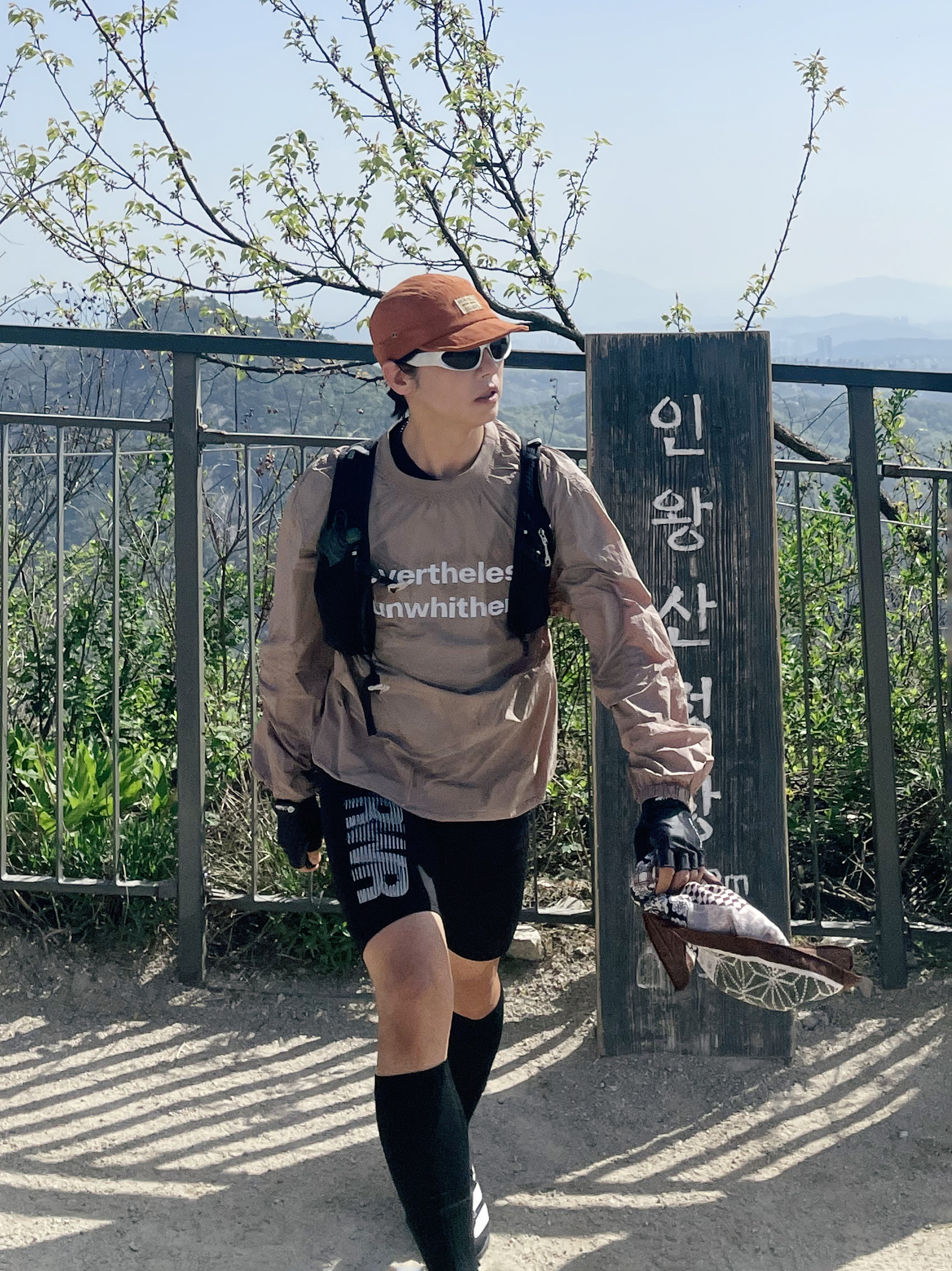 [KREAM 단독] runwhither Windbreaker MTM Brown, [KREAM 단독] runwhither Half Tights Black 착용 스타일 - 4