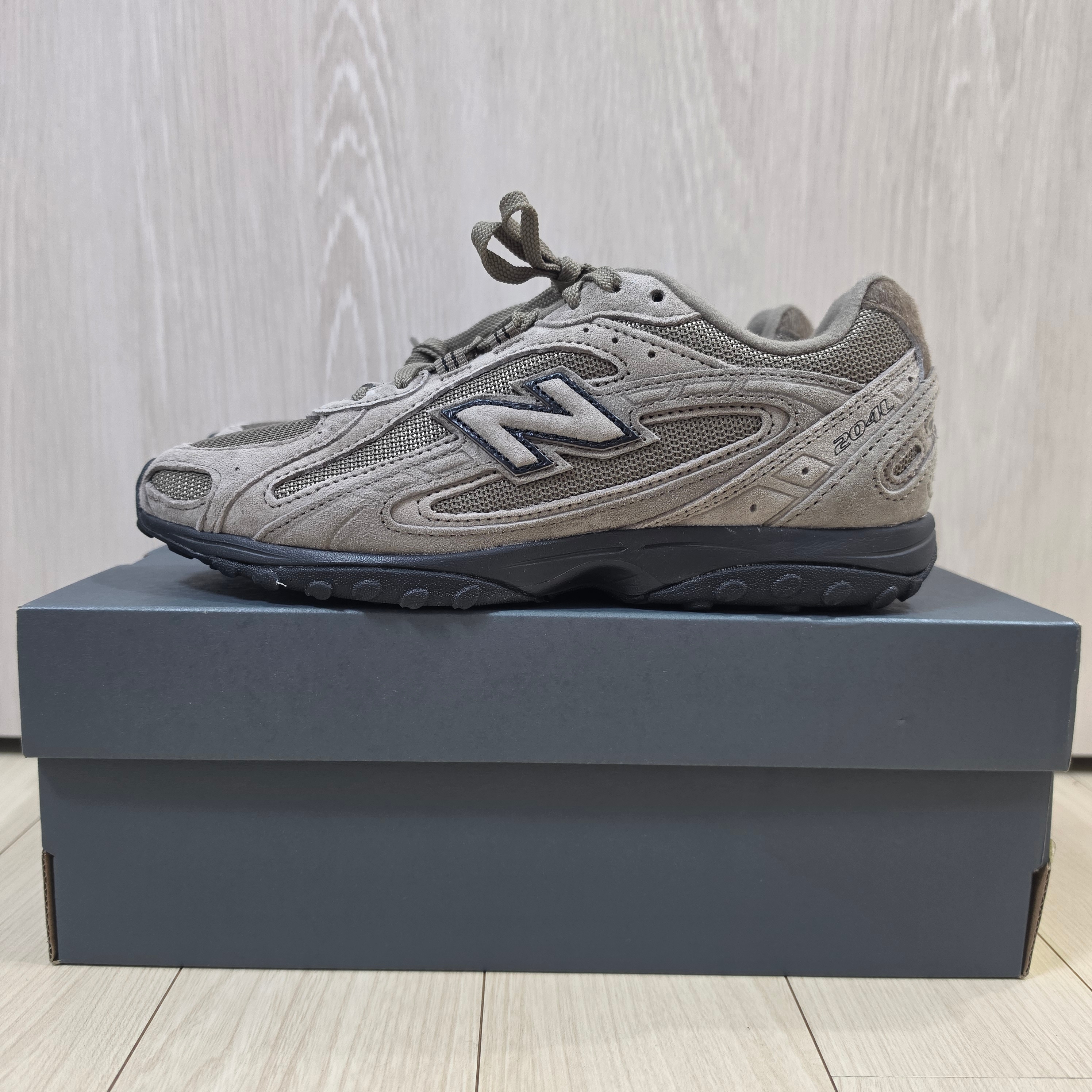 New Balance 204L Year of the Horse Thunder Brown Black 착용 스타일 - 1
