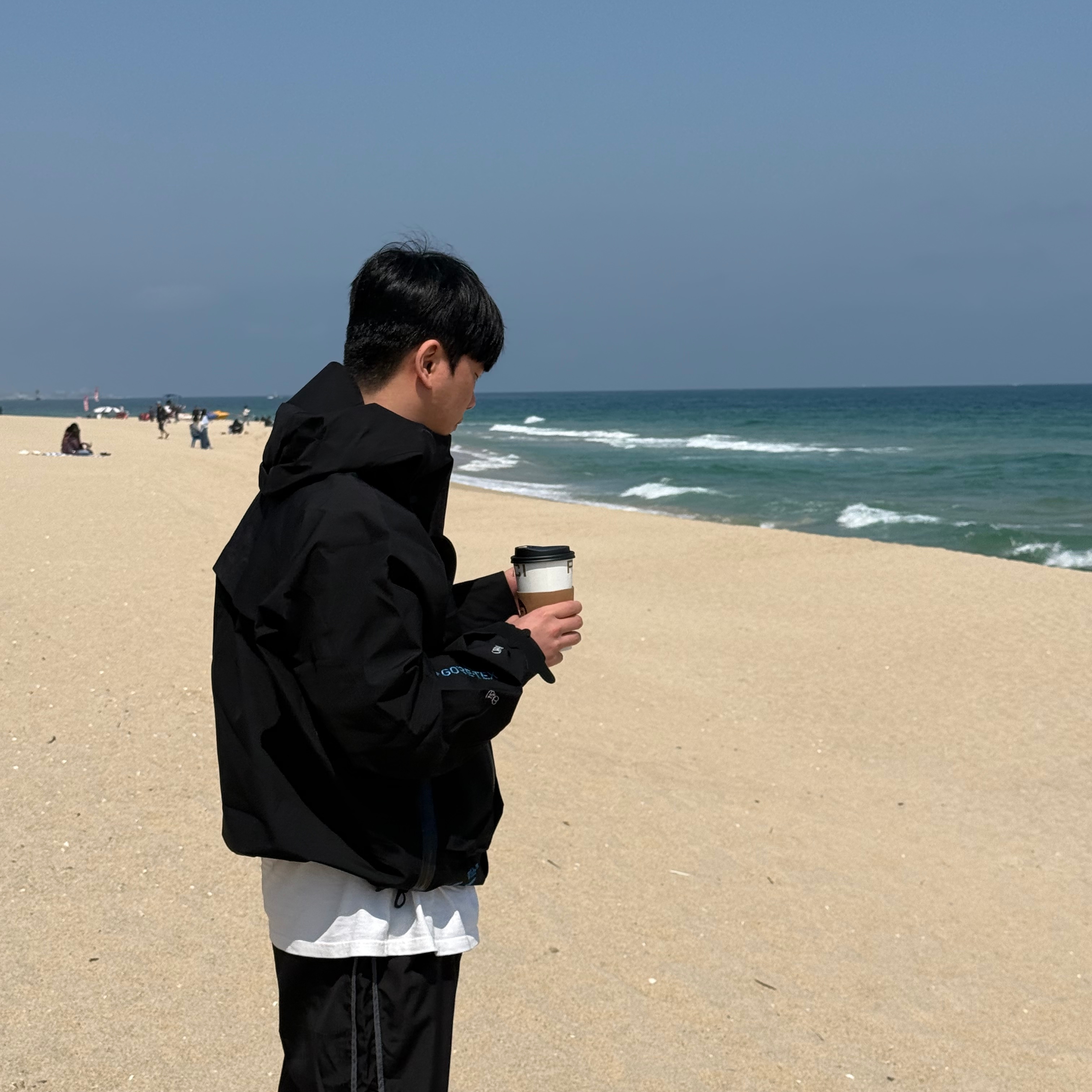 Nike x Off-White NRG Gore-Tex Jacket Black - Asia, Deus Ex Machina Seoul College T-Shirt White 착용 스타일 - 2