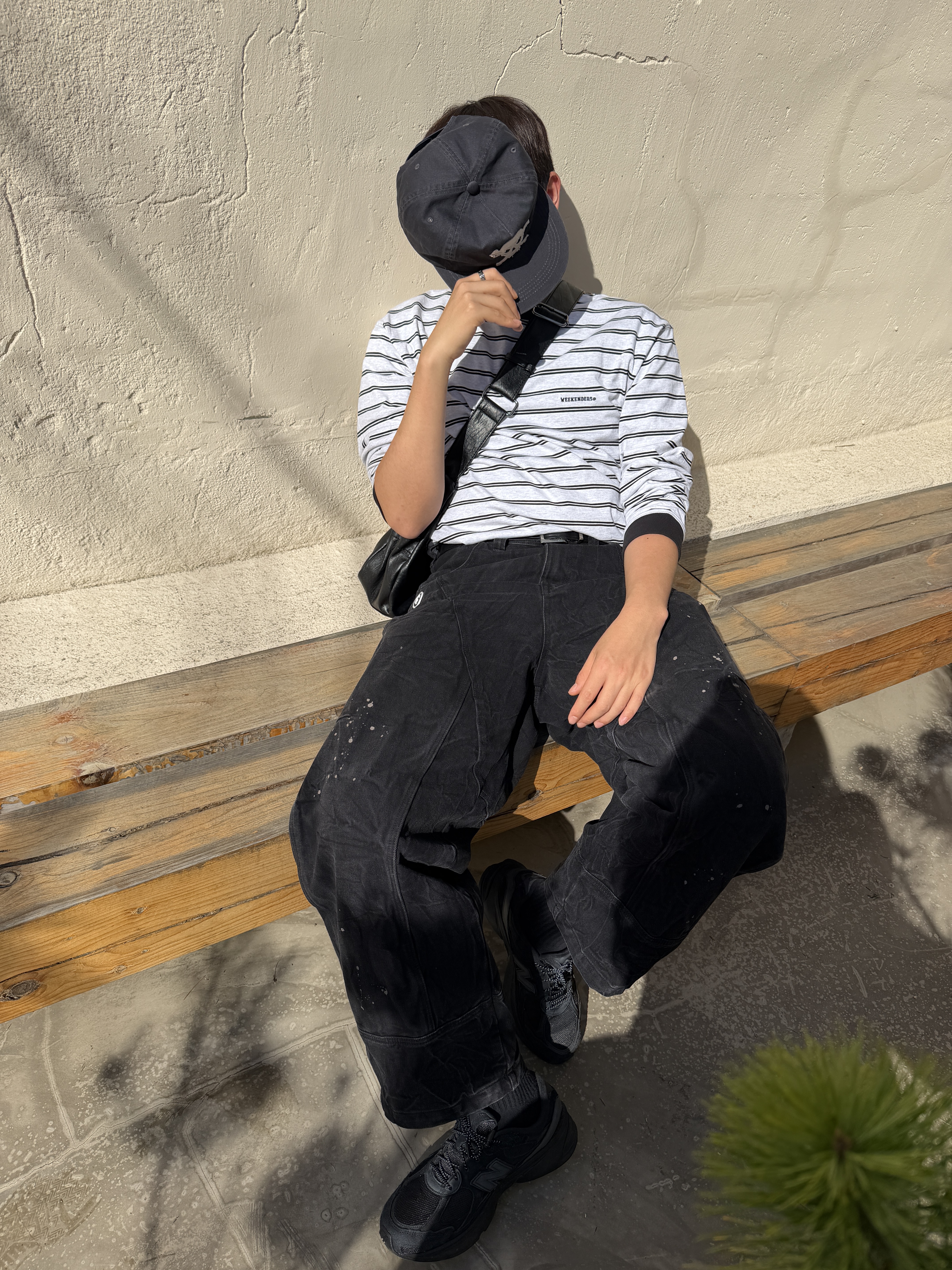 [KREAM 단독] NOMANUAL x AAPE Painted Double Knee Denim Pants Washed Black, New Balance 2010 Abzorb Black Phantom 착용 스타일 - 1