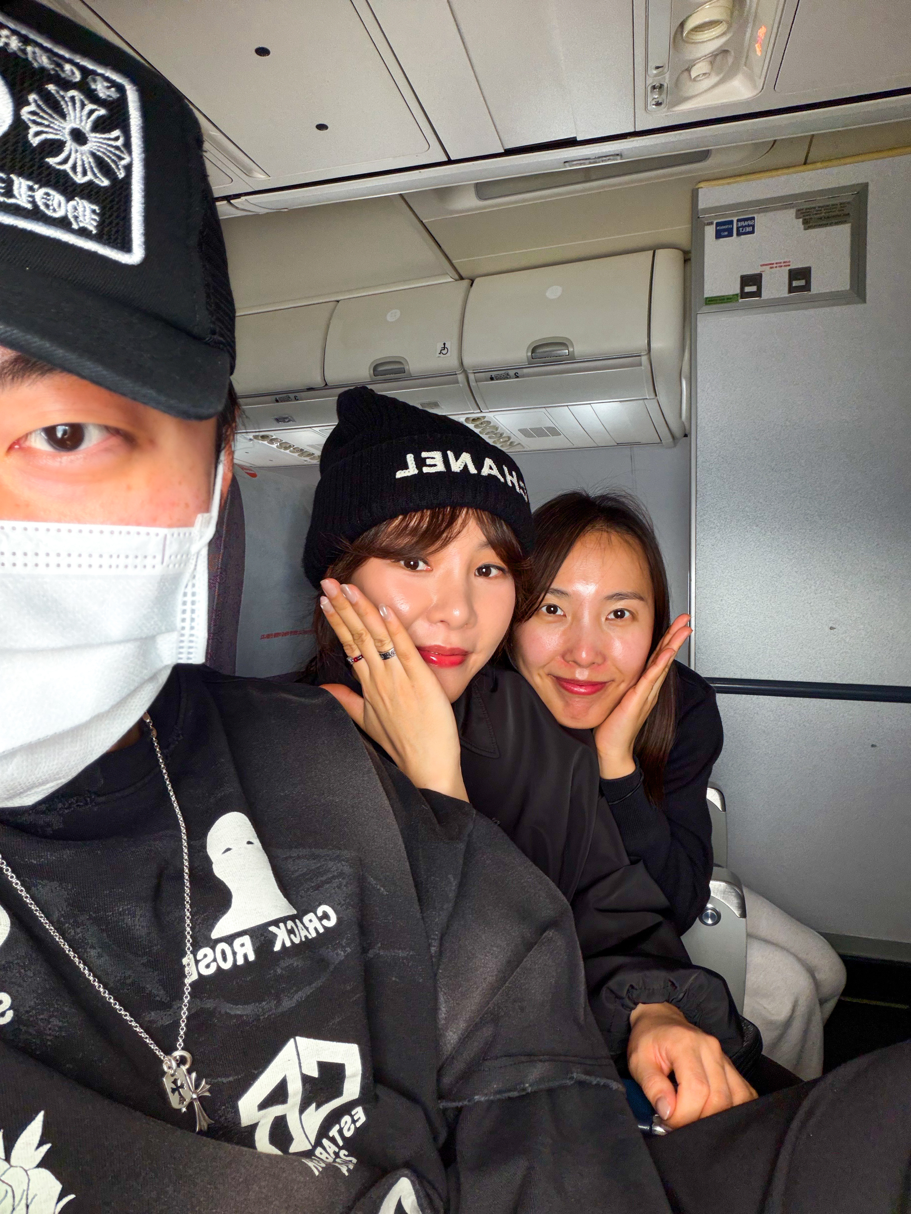 Chrome Hearts CH Las Vegas Trucker Hat Black, (W) Chanel Beanie Cashmere & Black 착용 스타일 - 2