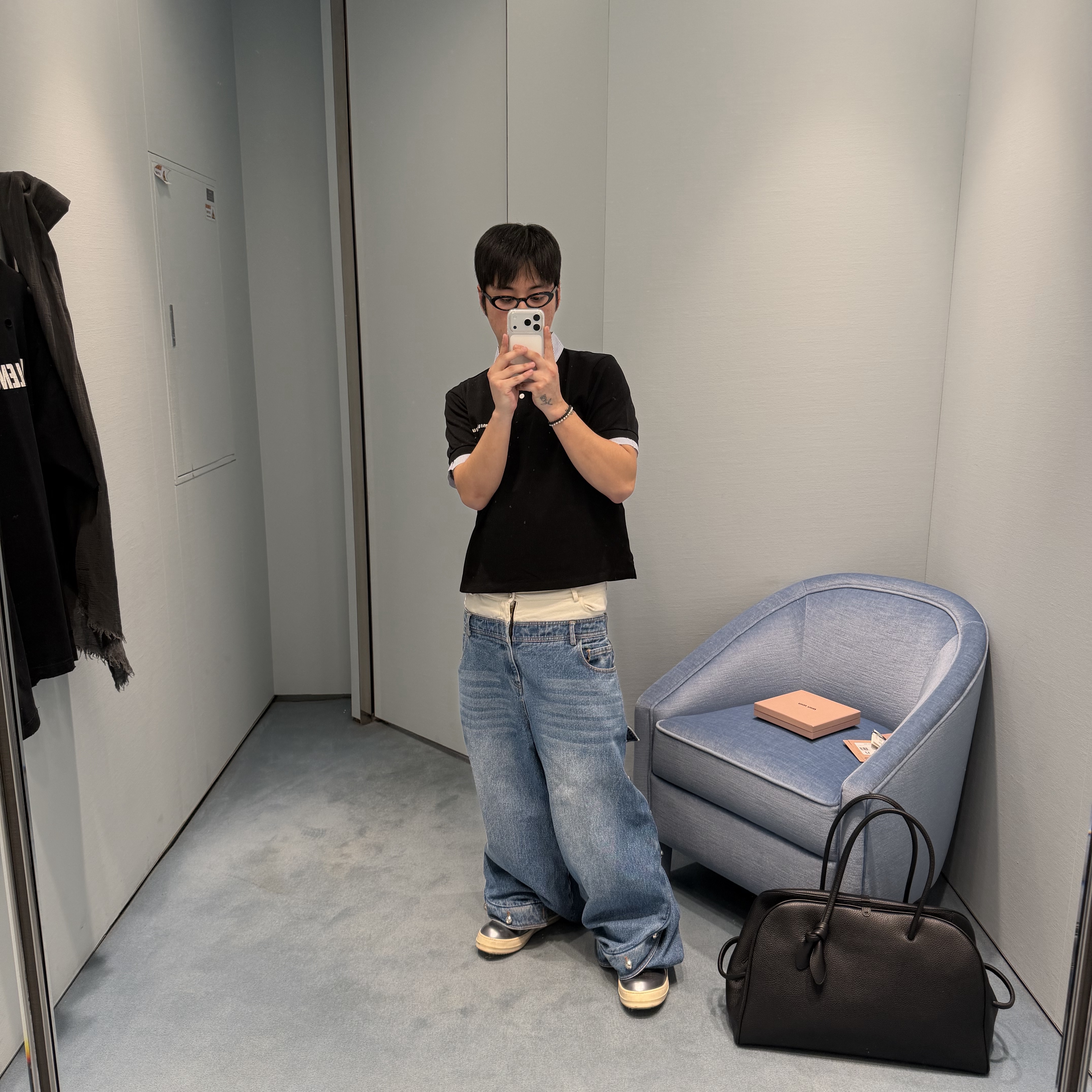 (W) Miu Miu Cotton Pique Polo Shirt Black, Jacquemus Le Turismo Bag Black 착용 스타일 - 1
