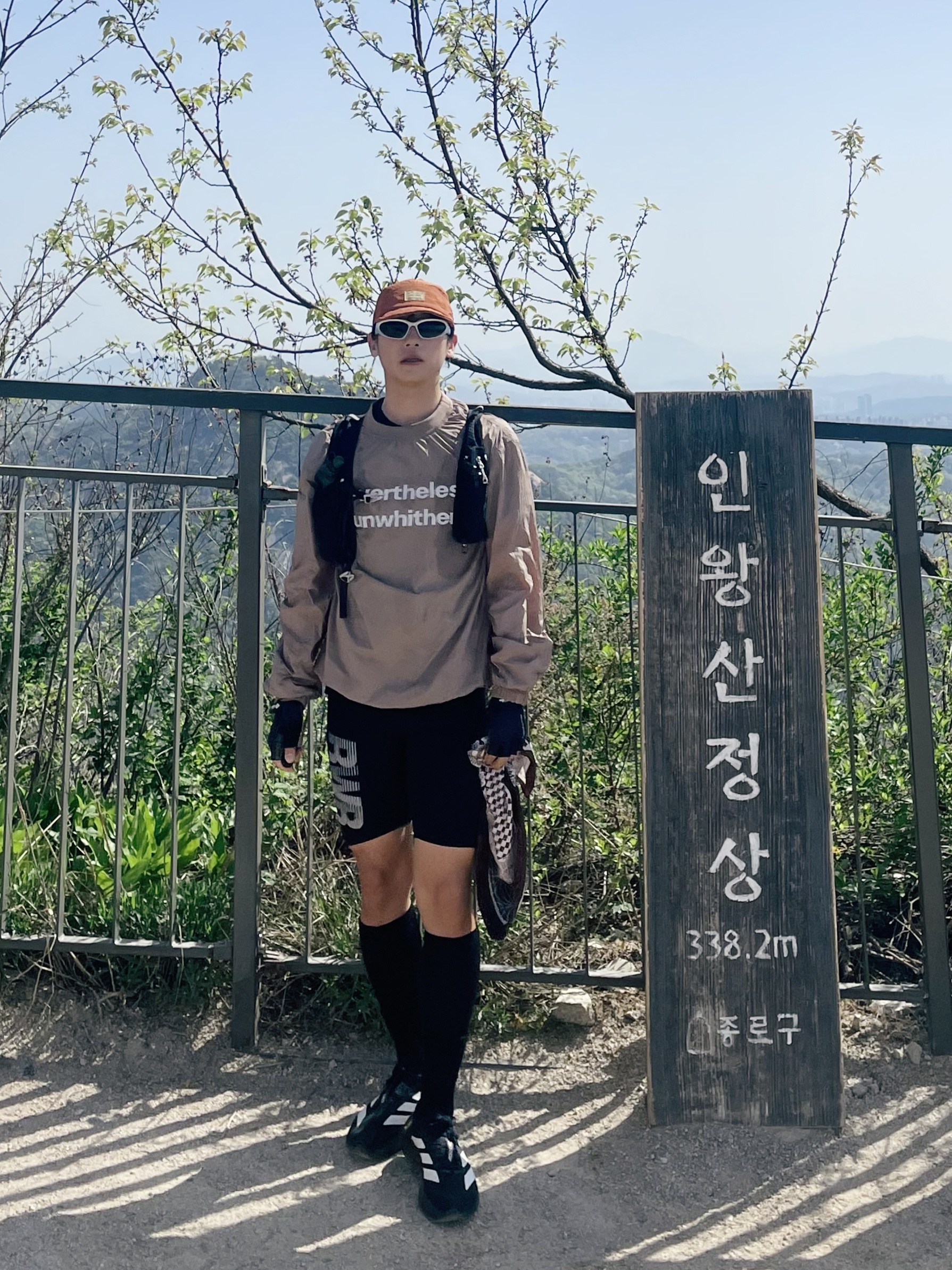 [KREAM 단독] runwhither Windbreaker MTM Brown, [KREAM 단독] runwhither Half Tights Black 착용 스타일 - 2