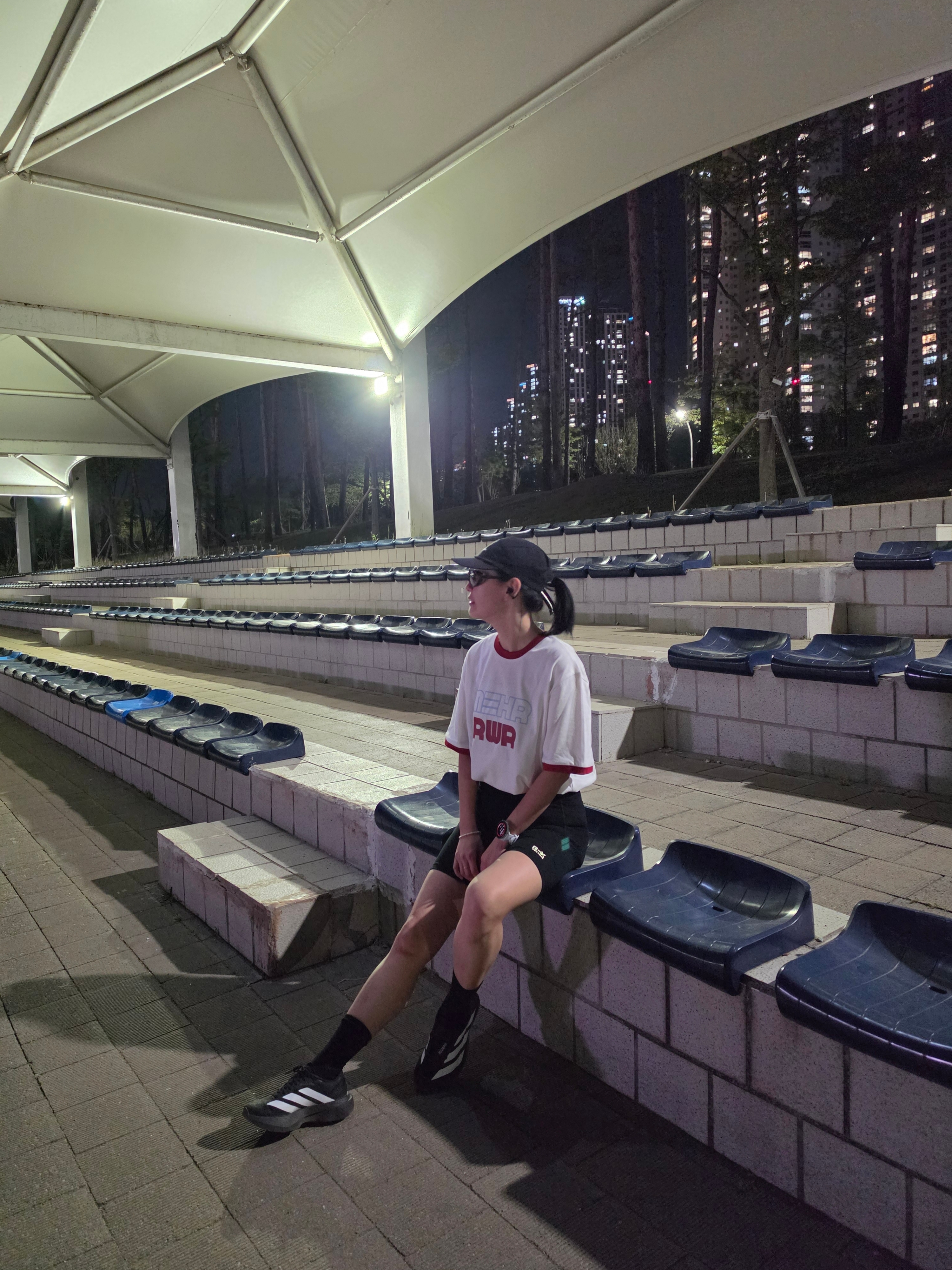 [KREAM 단독] RWR x MEHR Ringer T-Shirt White, Salomon Sense Aero Cap Black 착용 스타일 - 2