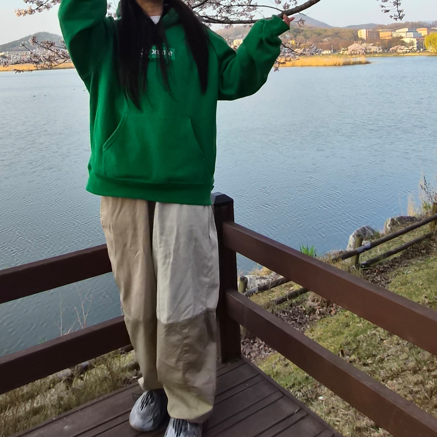 Supreme Box Logo Hooded Sweatshirt Green - 24FW, Adidas Yeezy Foam RNNR MX Granite 착용 스타일 - 1