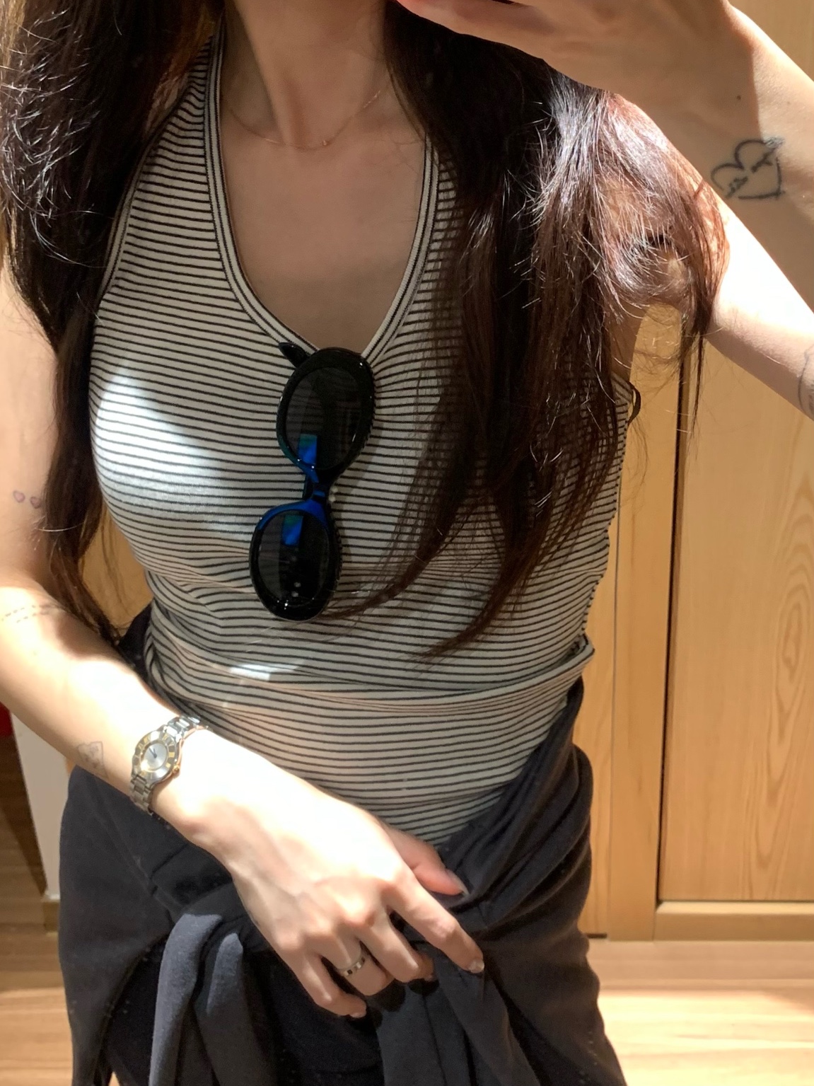(W) Cartier D'Amour Necklace XS Yellow Gold Diamond, (W) Celine Triomphe 01 Sunglasses in Acetate Black 착용 스타일 - 1