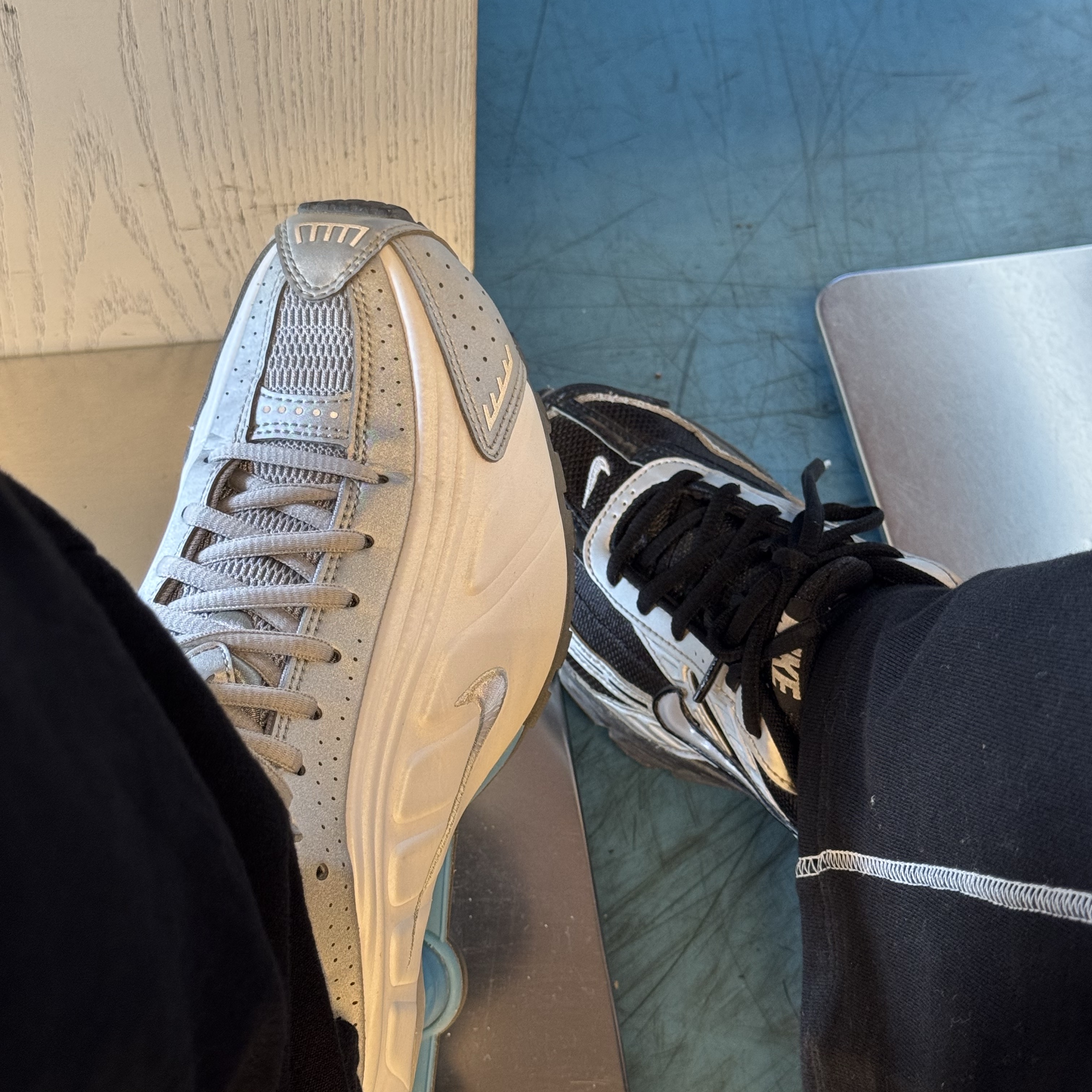Nike Shox R4 Metallic Silver White 착용 스타일