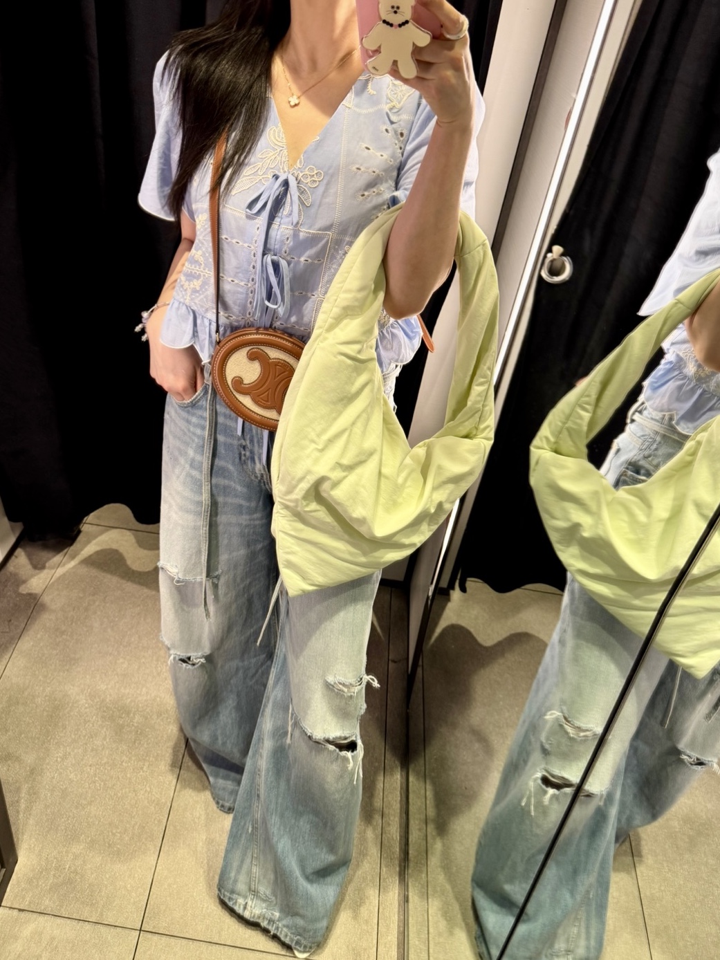 COS Kite Nylon Shoulder Bag Light Green, Celine Crossbody Oval Purse Cuir Triomphe in Textile and Calfskin Natural Tan 착용 스타일 - 1