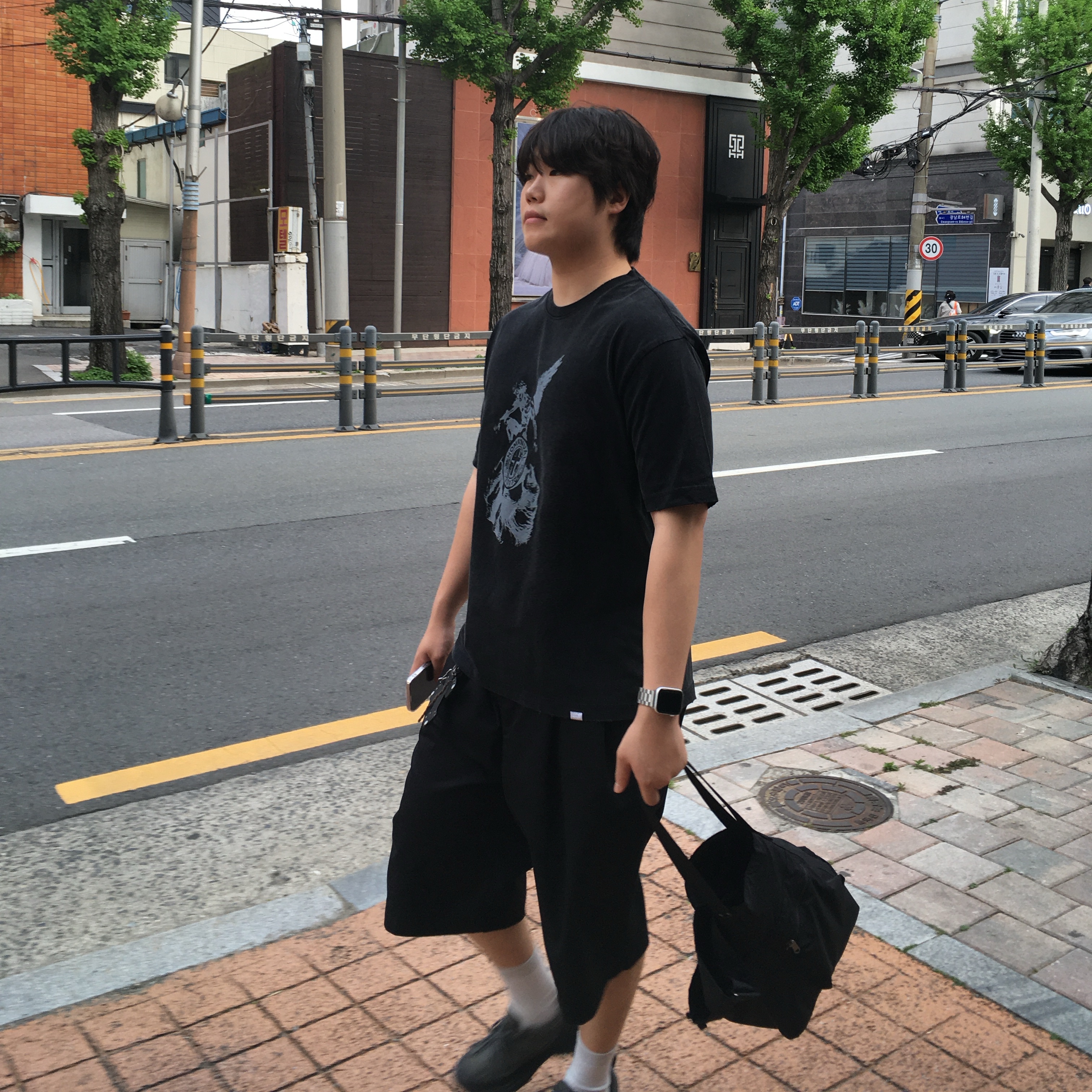 [KREAM 단독] NOMANUAL Devil Ring Damaged T-shirt Washed Black 착용 스타일 - 3