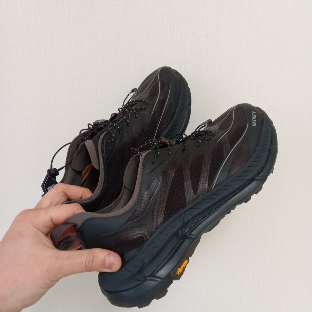 Hoka x Satisfy Mafate Speed 4 Lite Coffee, Arc'teryx Merino Wool Grotto Mid Sock White Stratus 착용 스타일 - 1